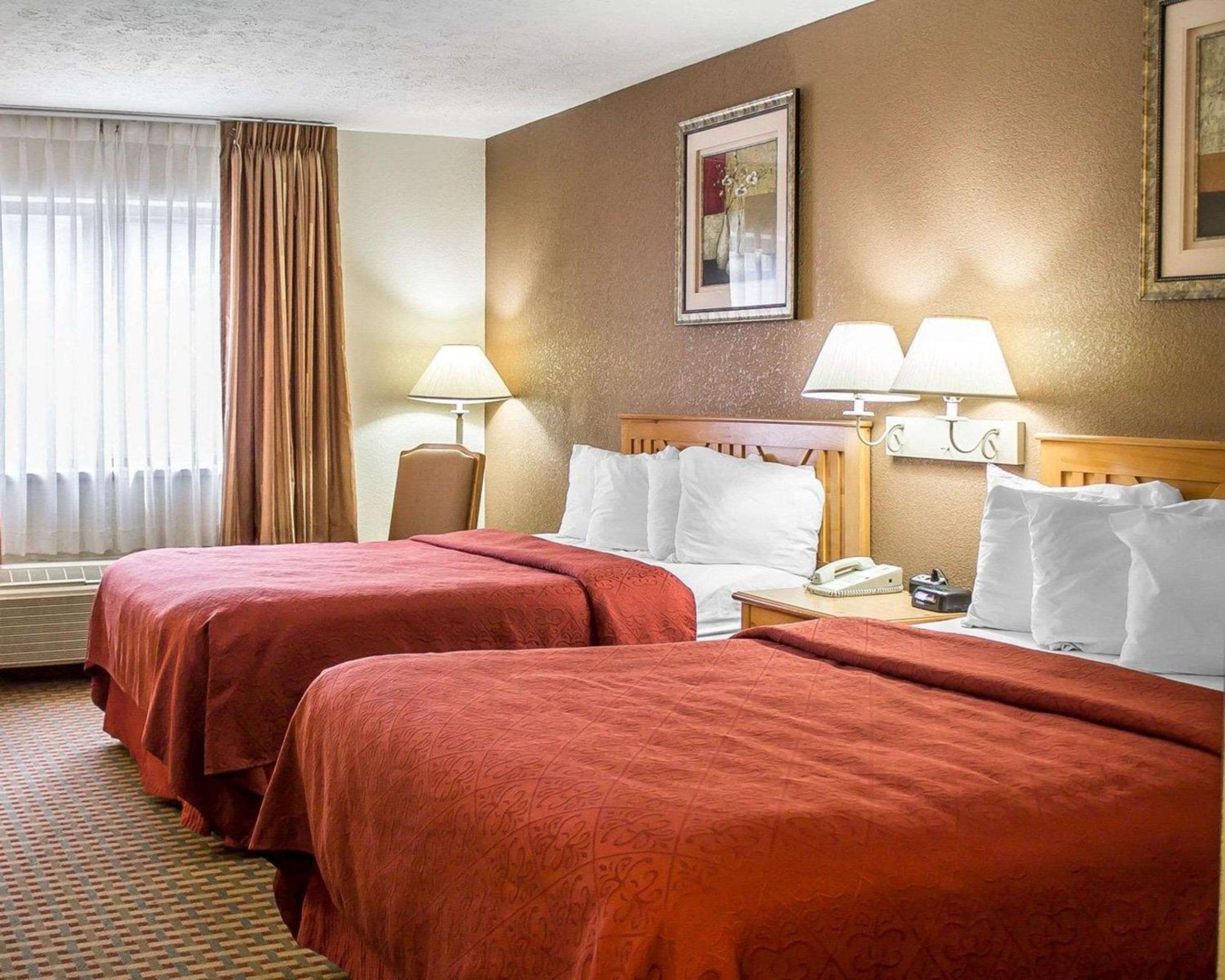 Queen Room with Two Queen Beds - Non-Smoking photo 2