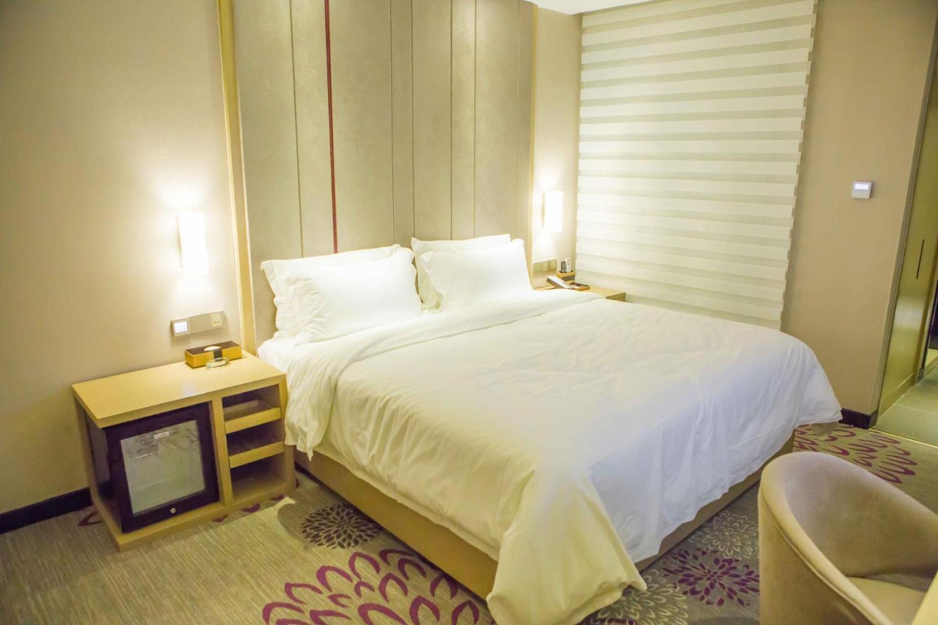 Standard queen size bed room photo 2