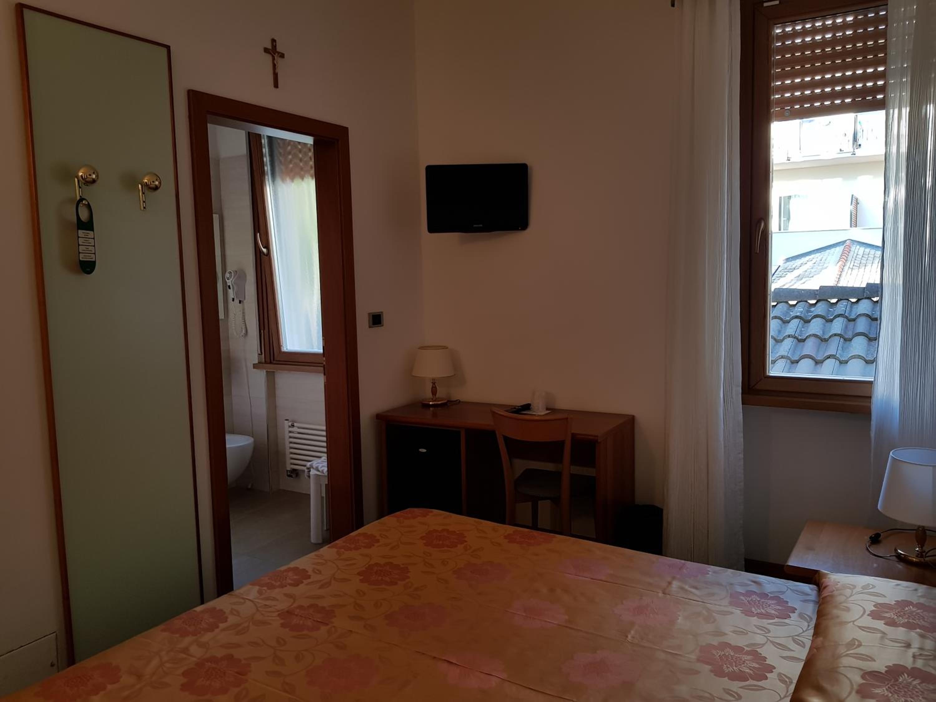 Economy Double Room photo 3