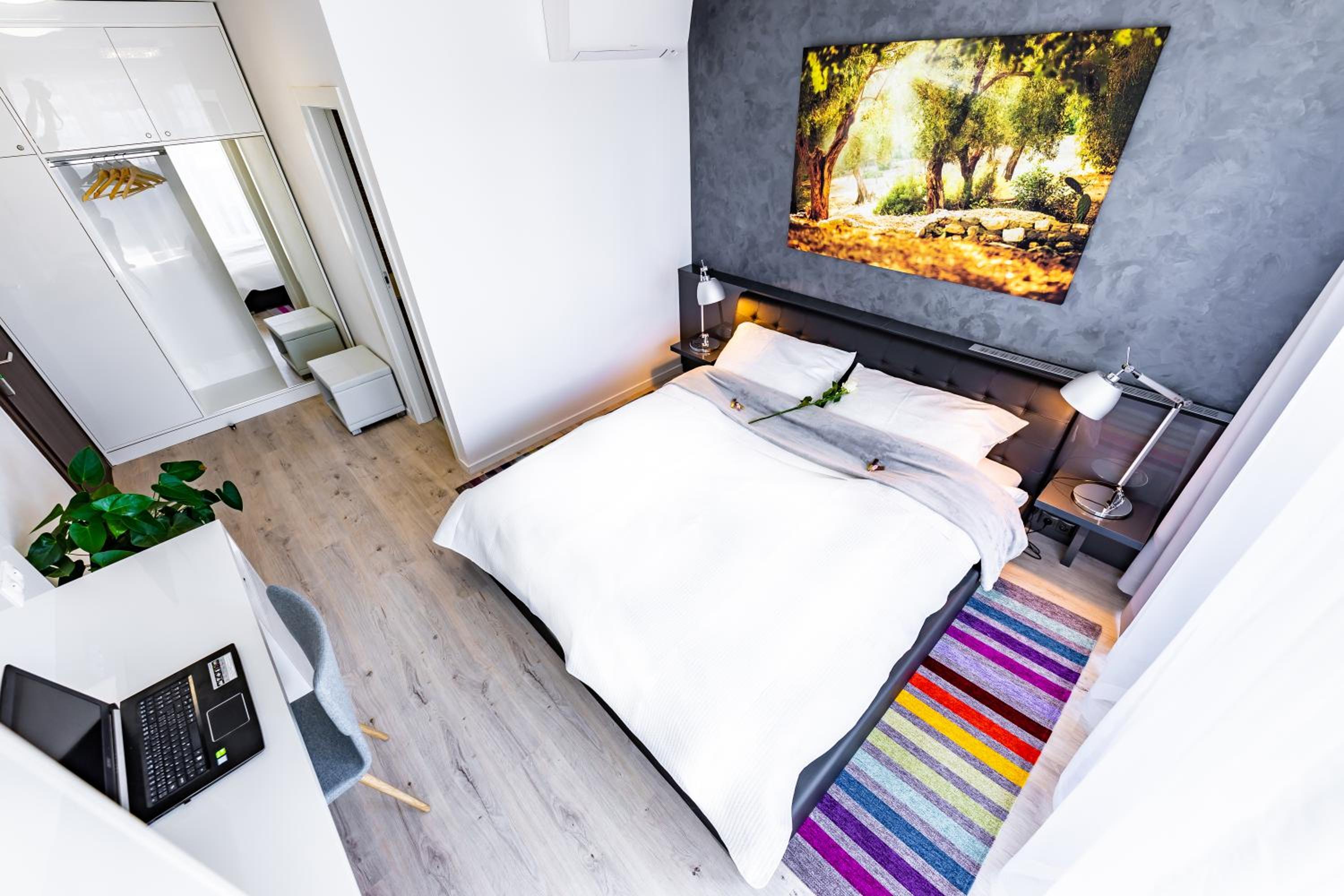 Deluxe Double Room with Balcony - Photo 11