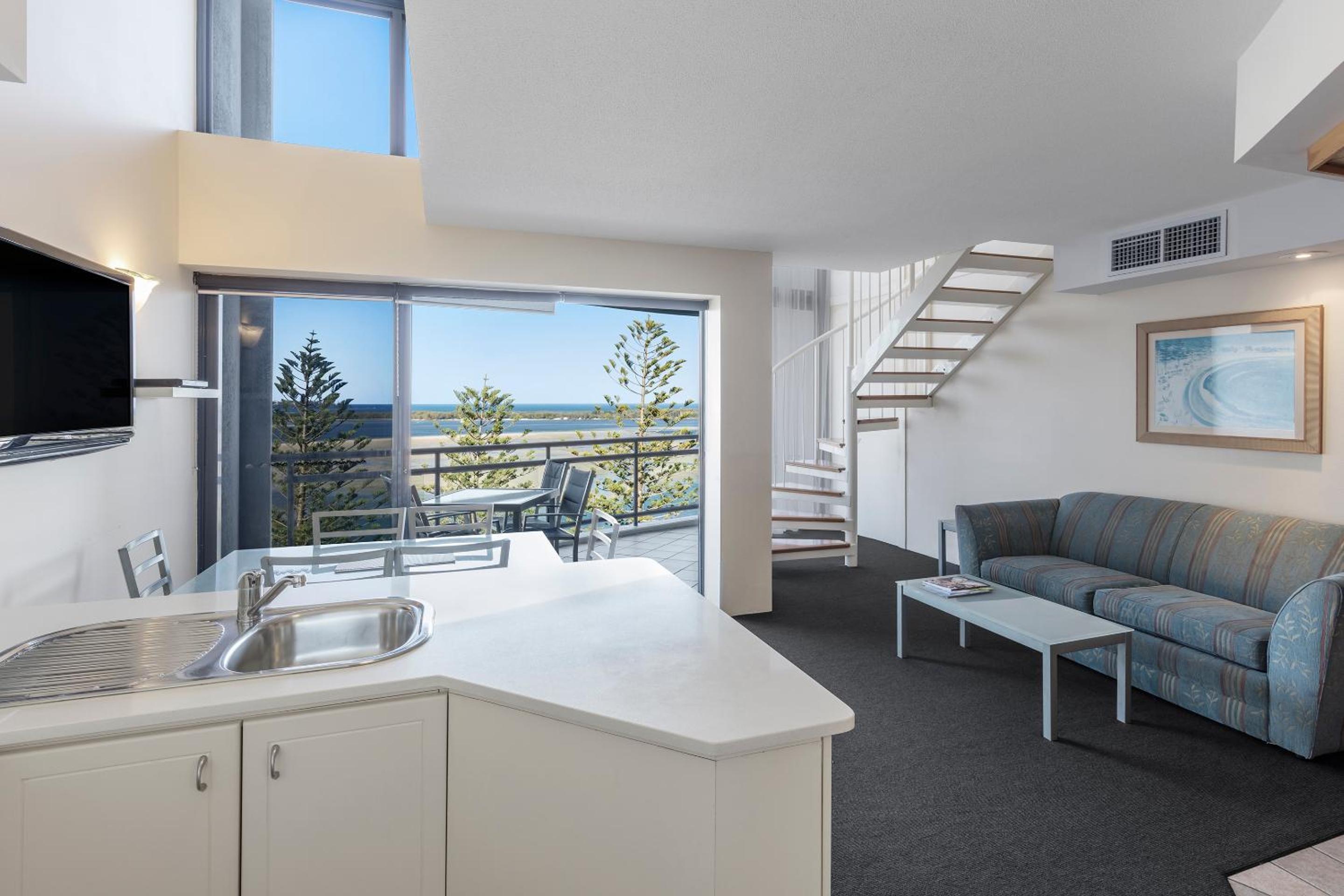 Three-Bedroom Apartment with Ocean View - Photo 3
