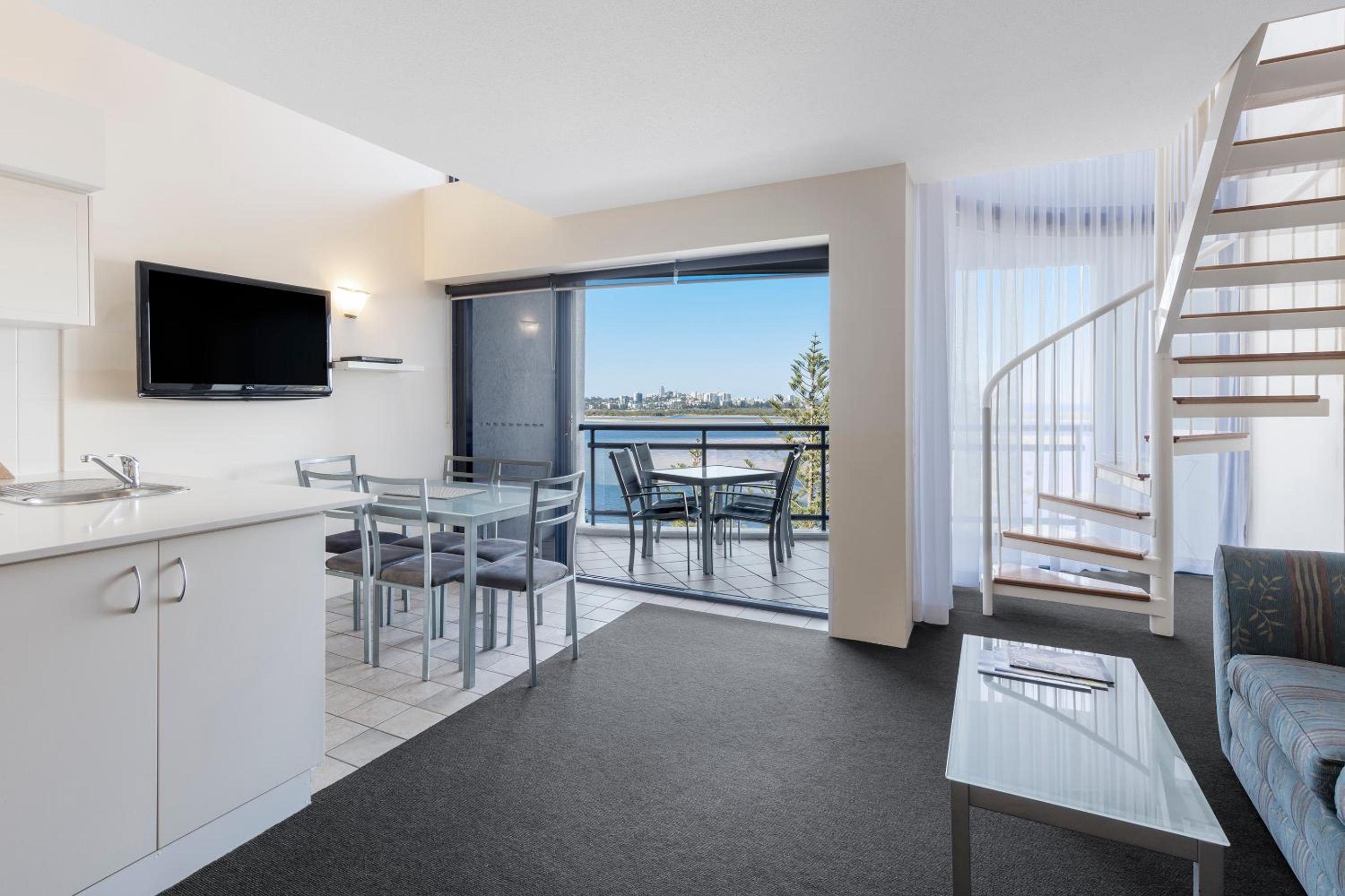 Three-Bedroom Apartment with Ocean View - Photo 4