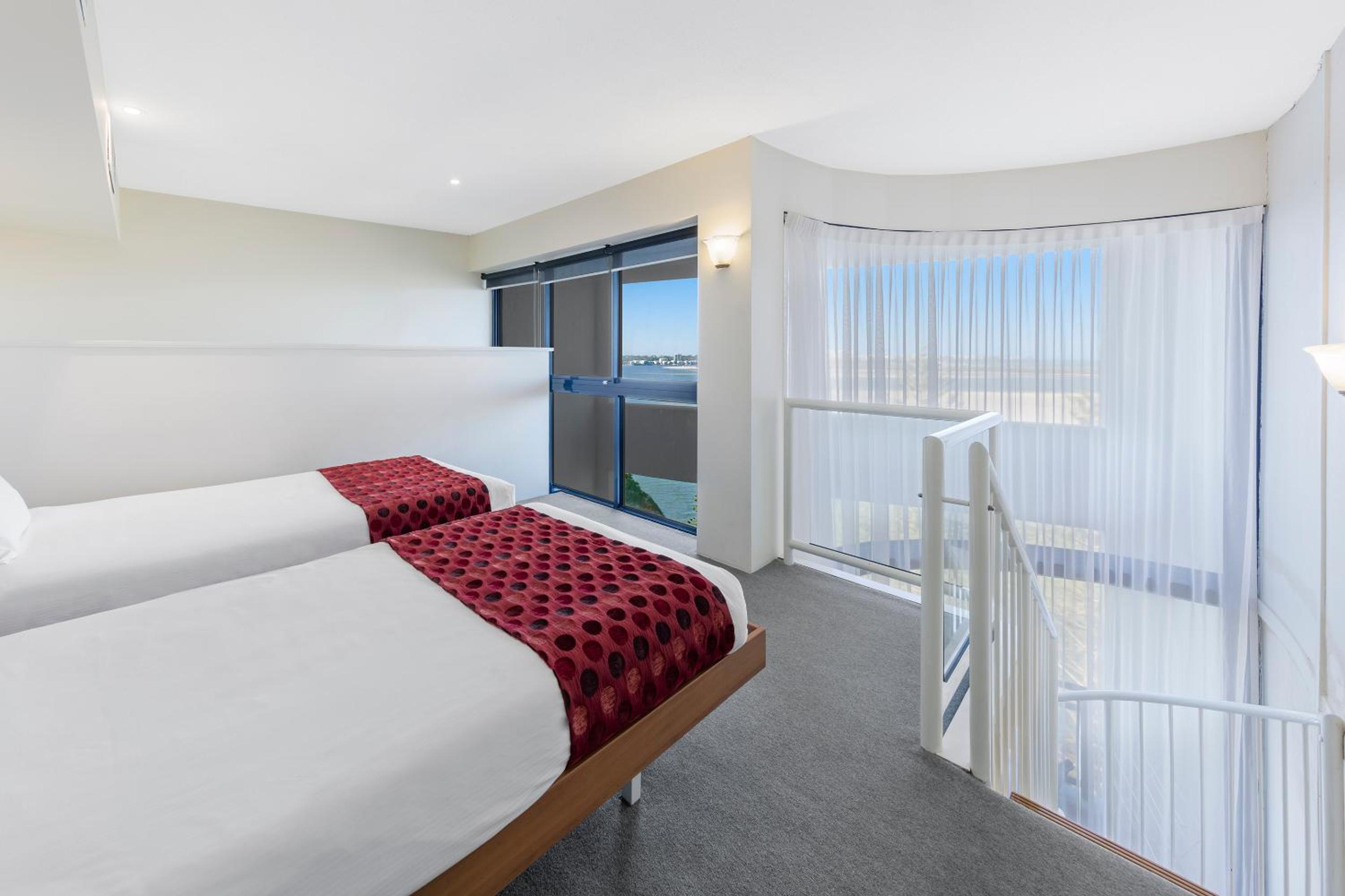 Three-Bedroom Apartment with Ocean View - Photo 5