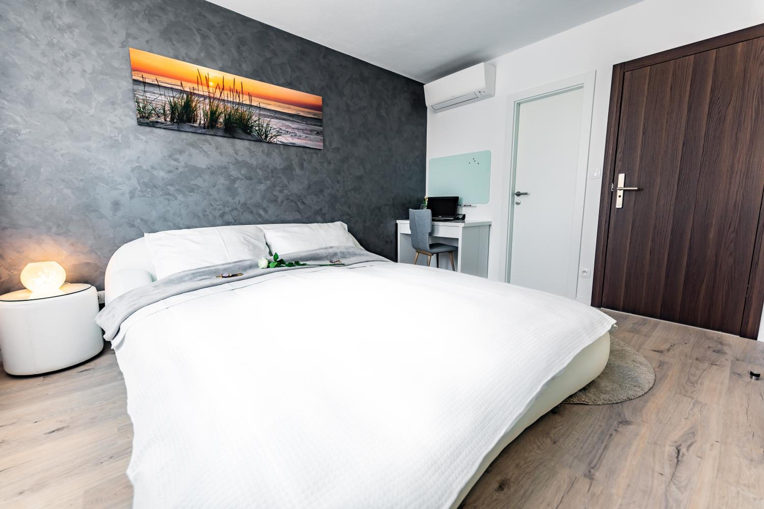 Standard Double Room - Photo 15