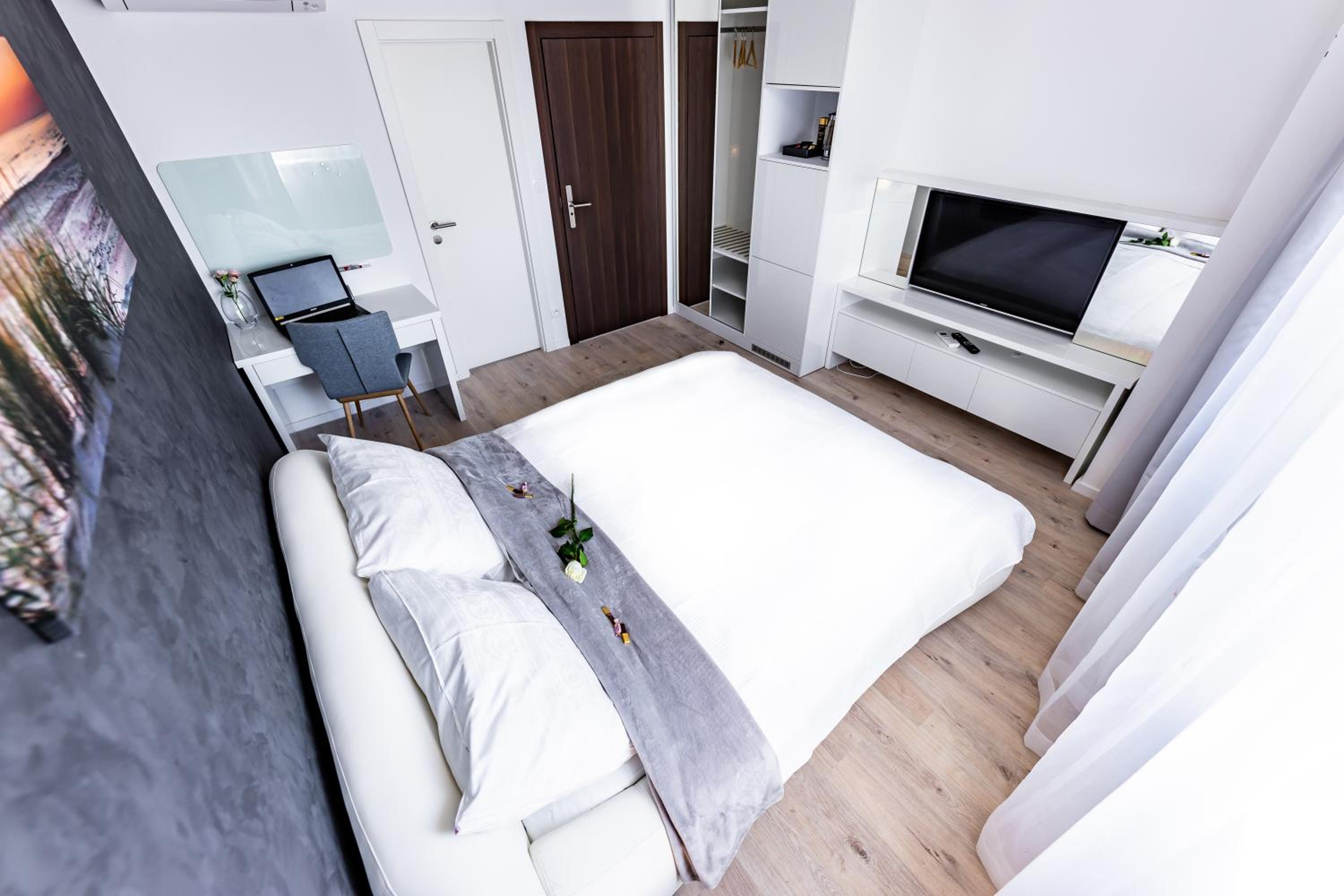 Standard Double Room - Photo 13