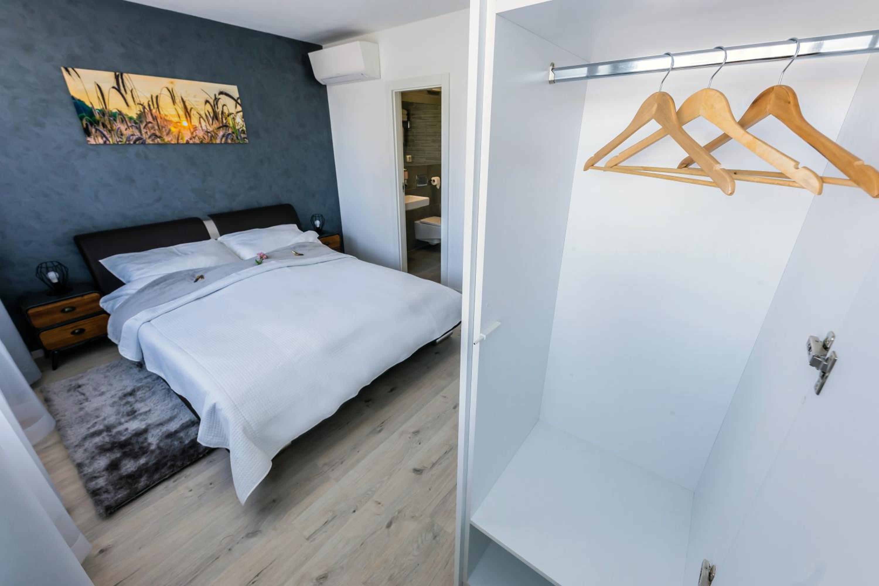 Standard Double Room - Photo 12