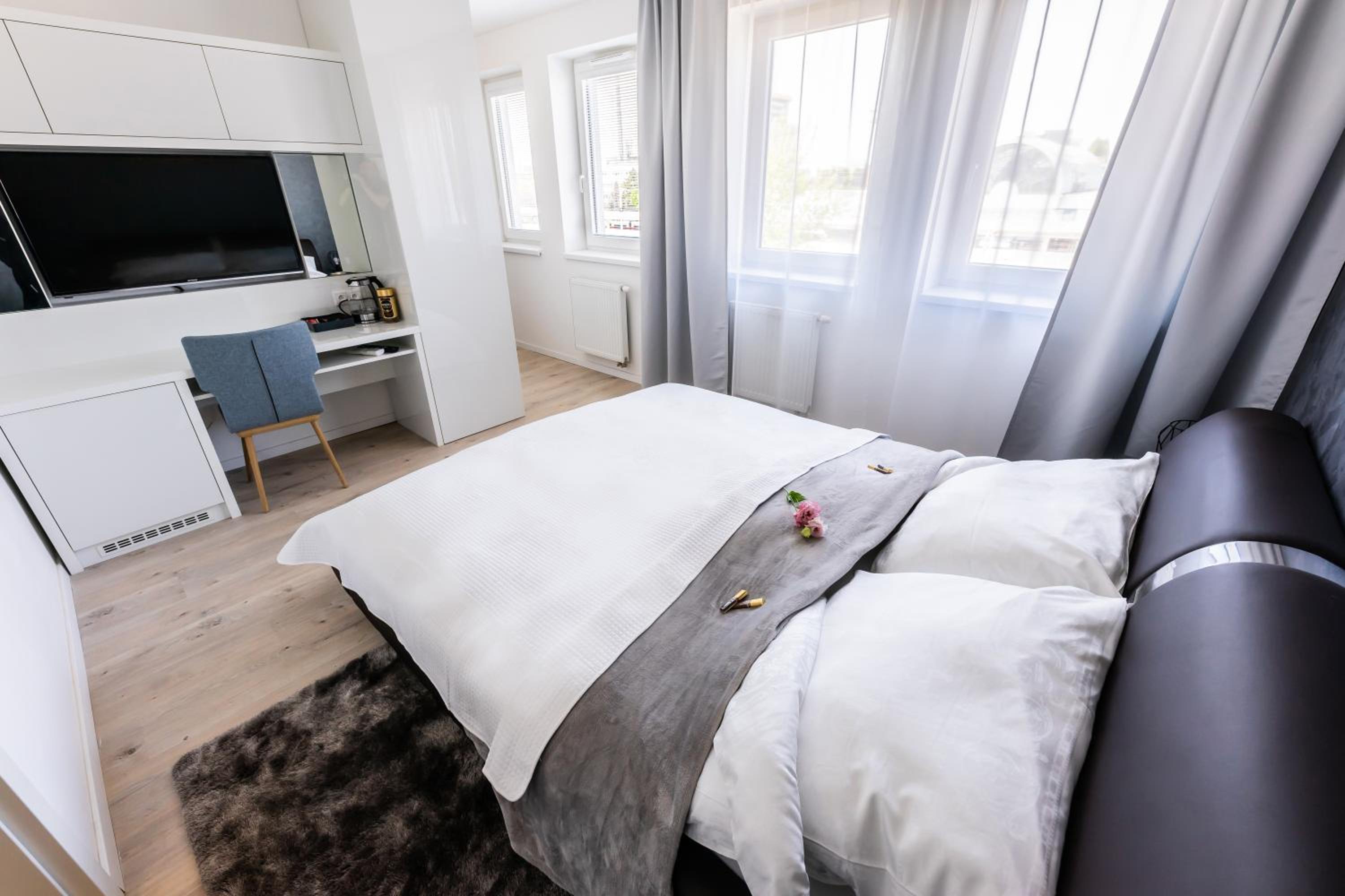 Standard Double Room - Photo 11
