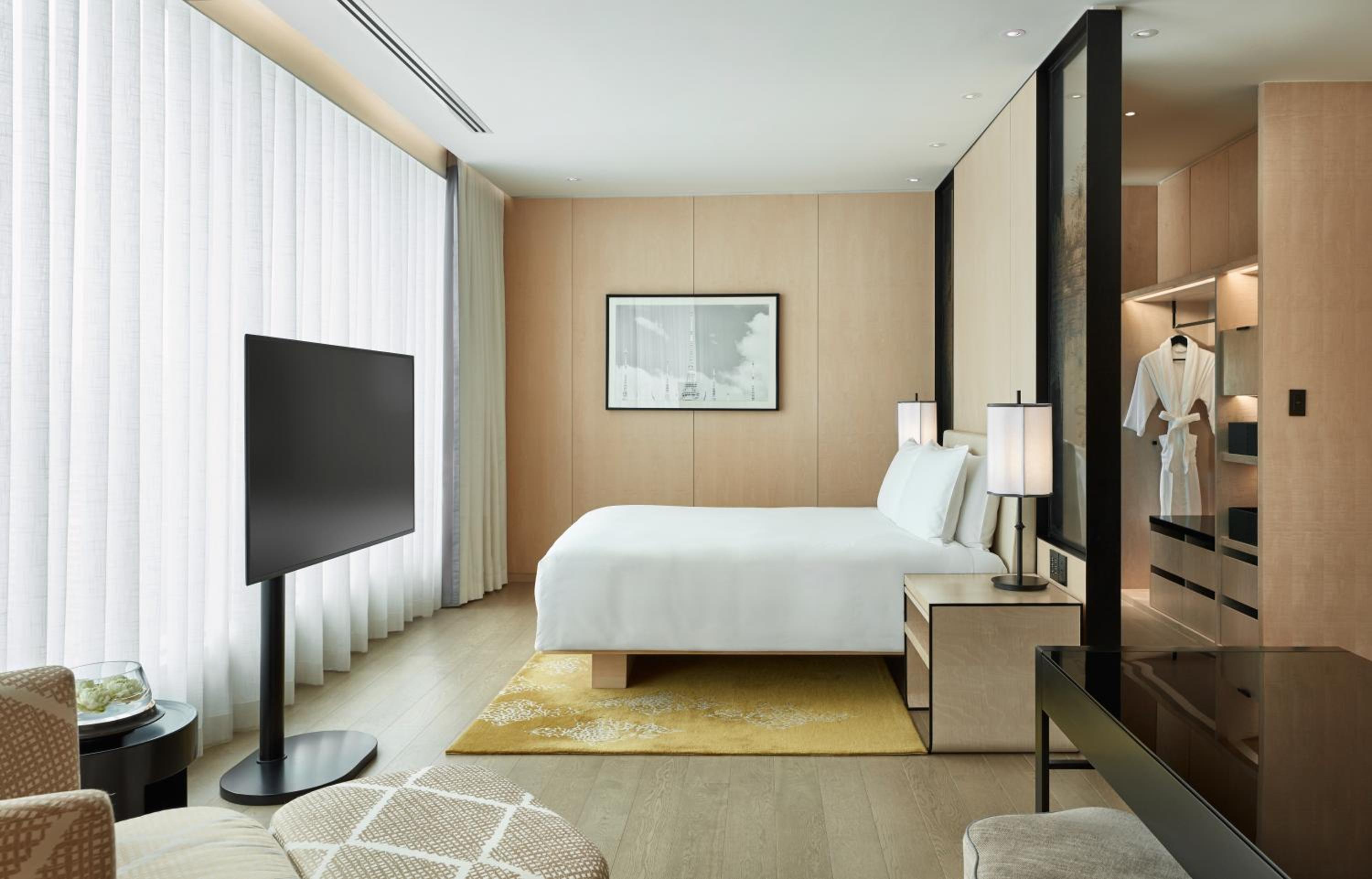 Deluxe King Room thumbnail 6