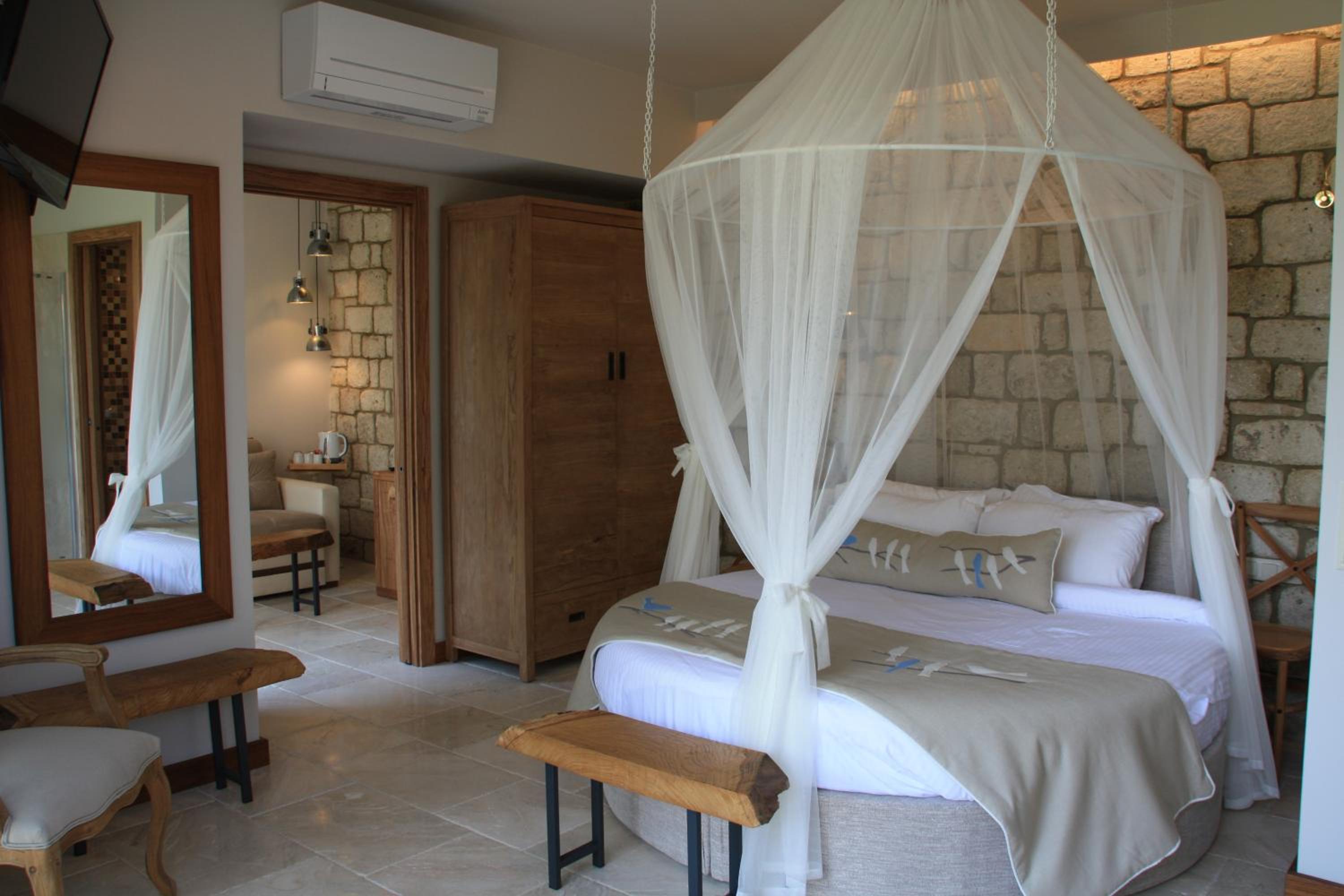 Jacuzzi Suite with Garden View photo 2