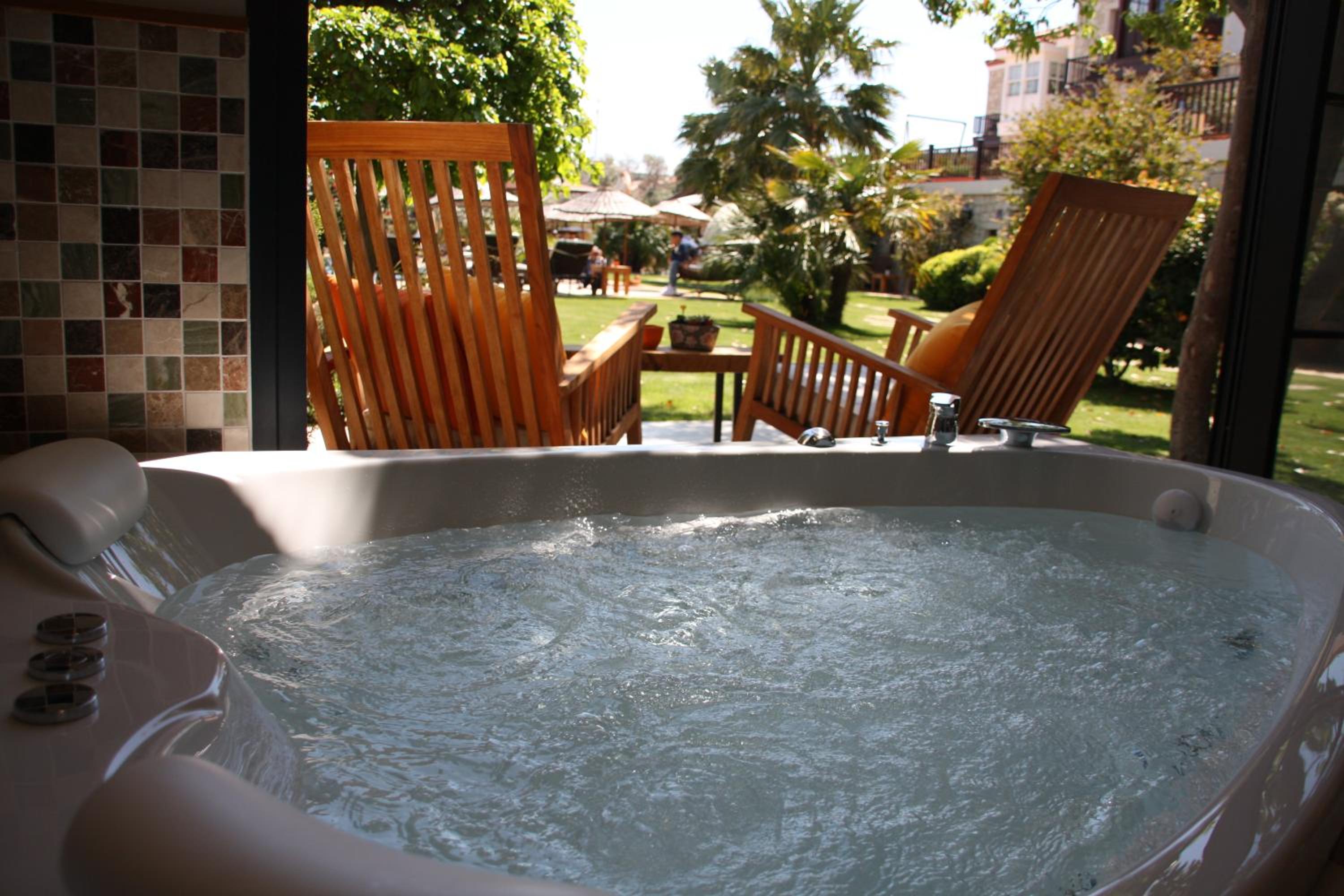 Jacuzzi Suite with Garden View photo 3
