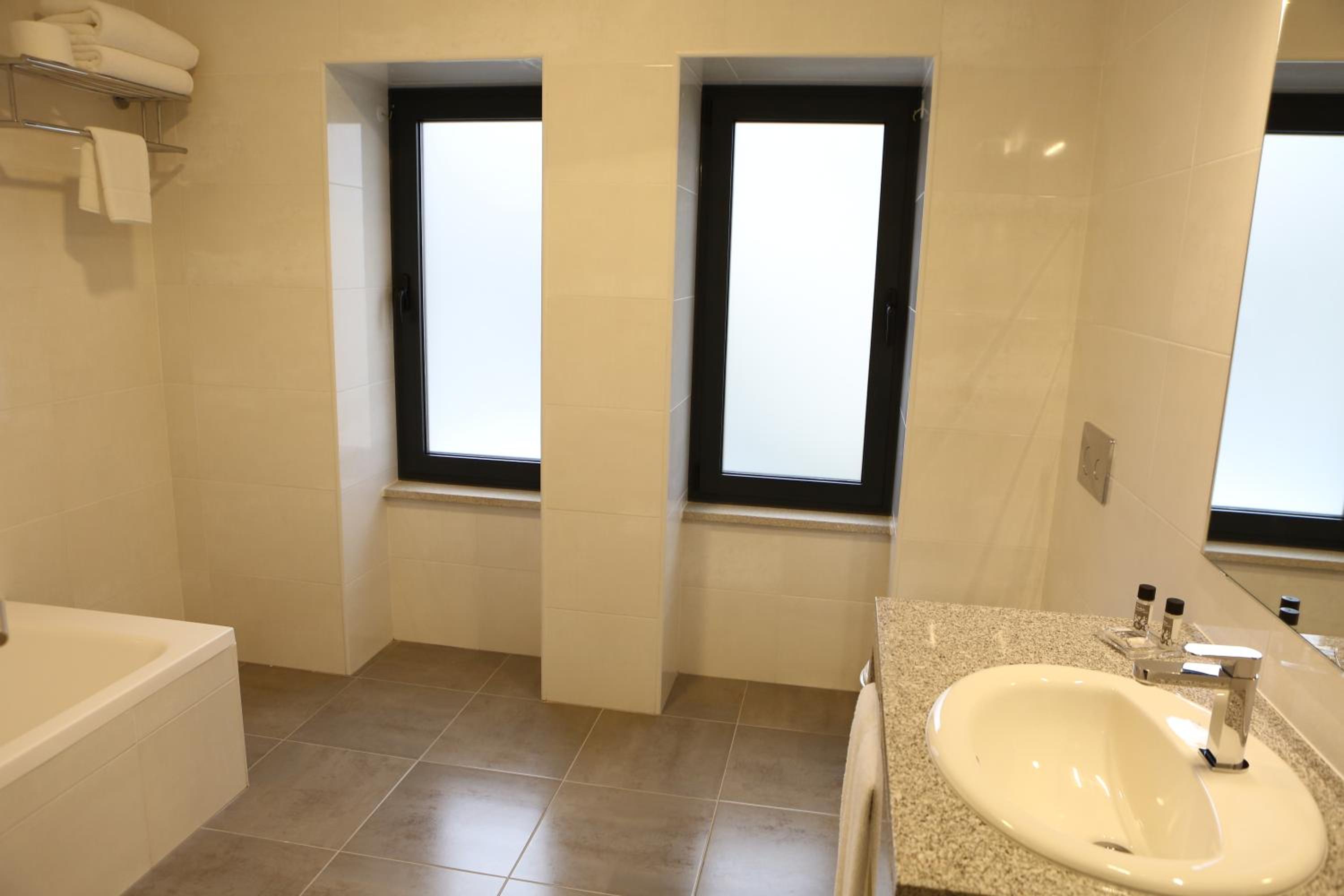 Deluxe King Suite - Photo 10