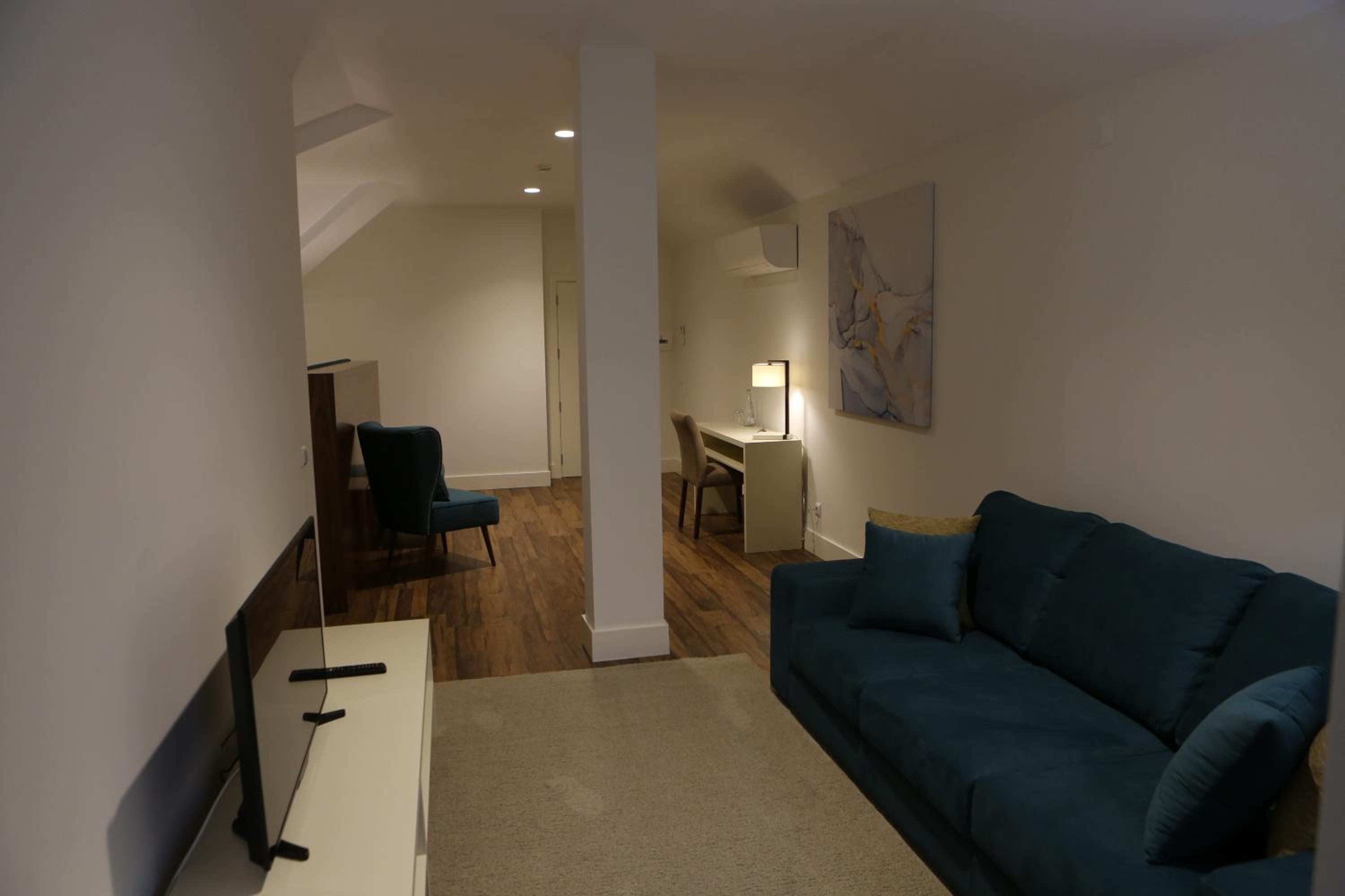 Deluxe King Suite - Photo 11
