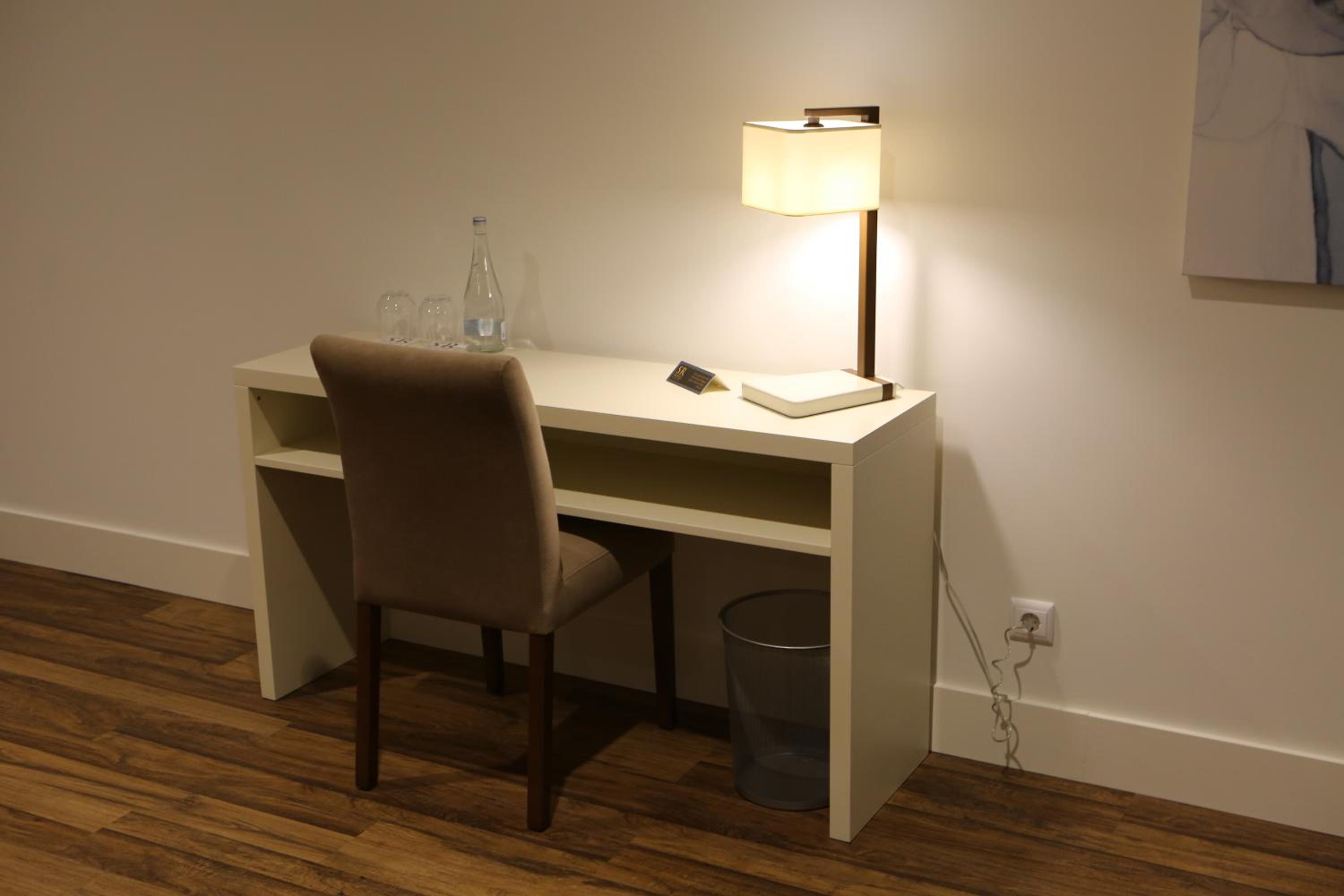 Deluxe King Suite - Photo 12