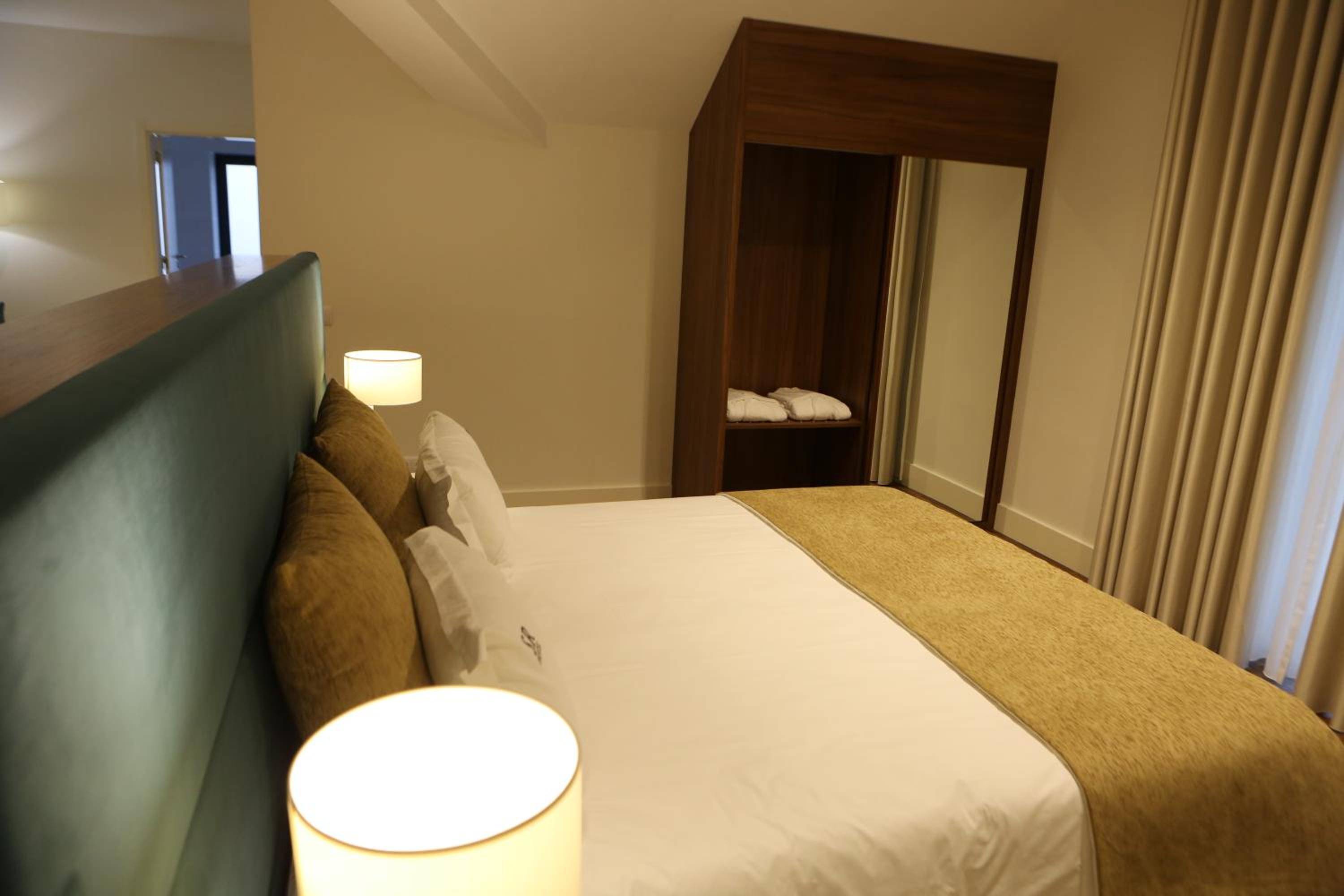 Deluxe King Suite - Photo 6