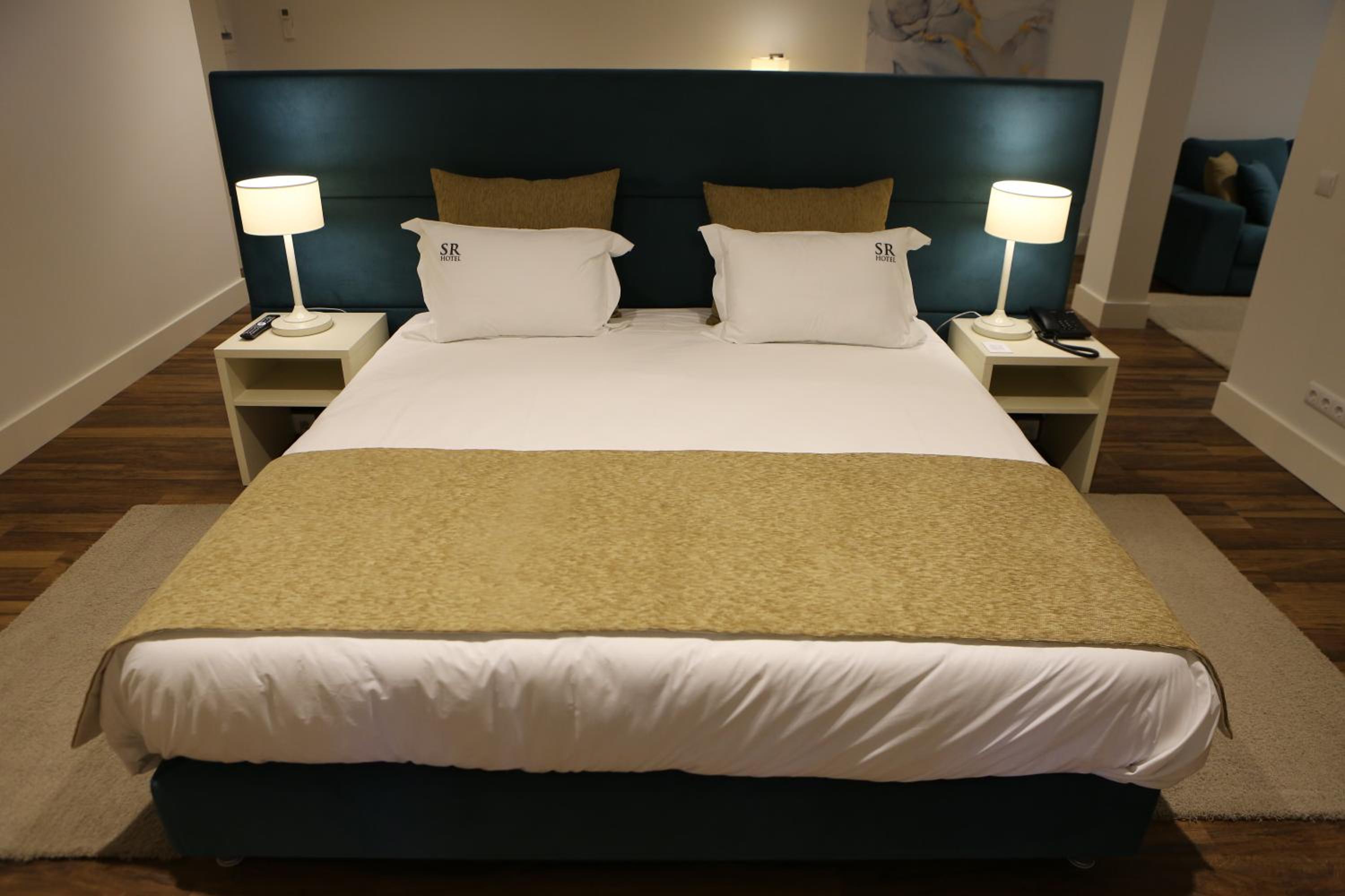 Deluxe King Suite - Photo 14