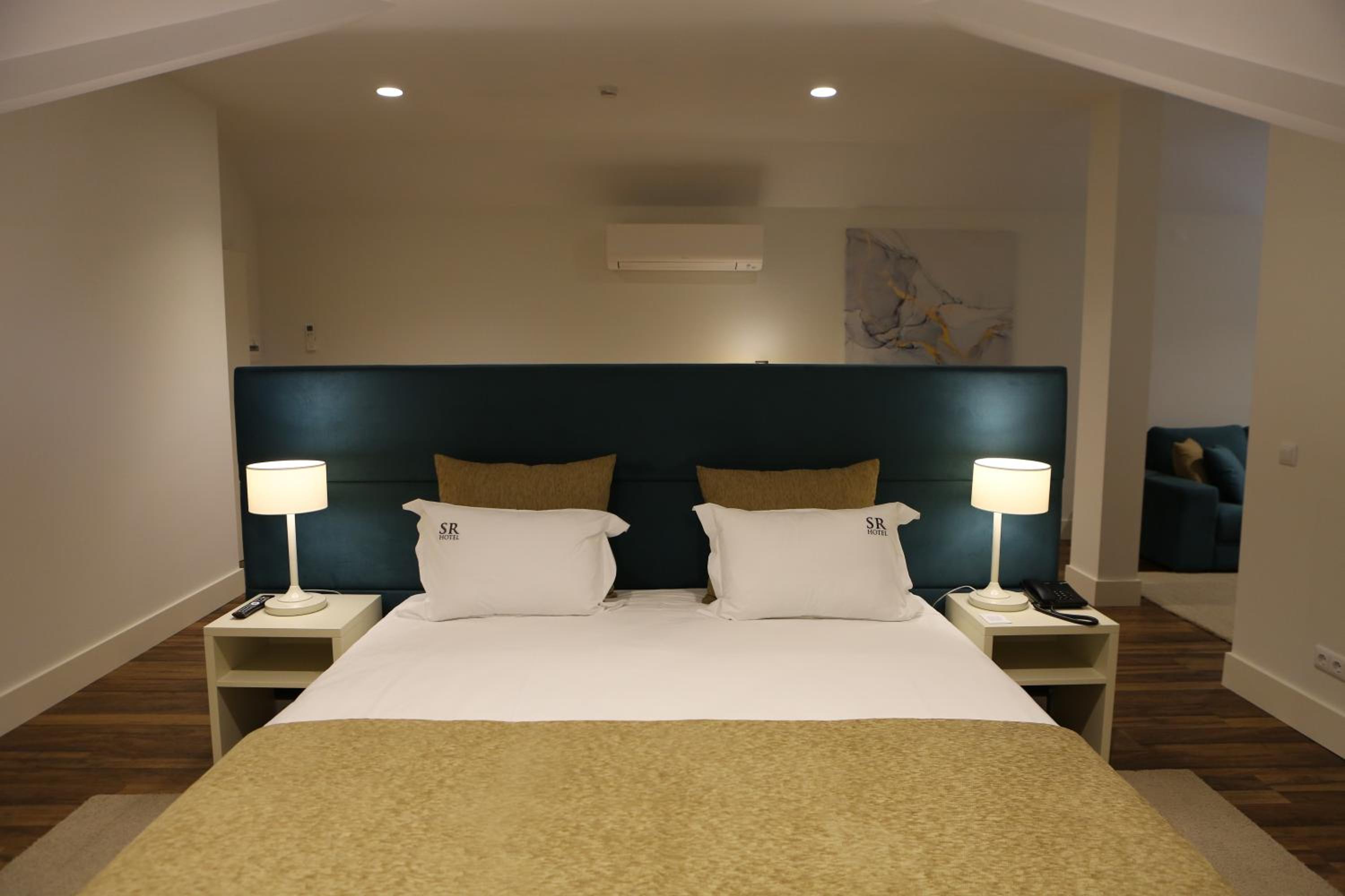 Deluxe King Suite - Photo 7