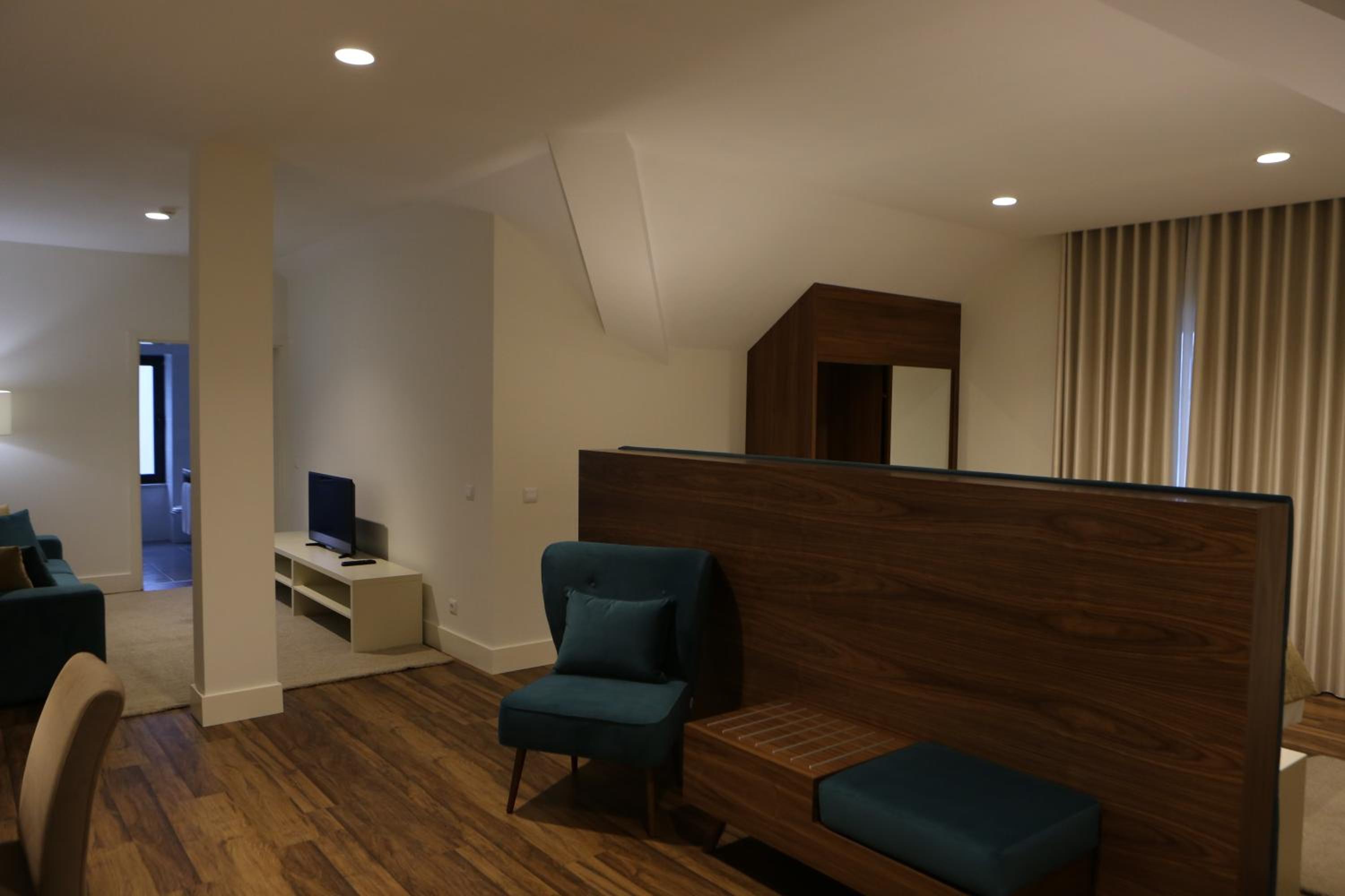 Deluxe King Suite - Photo 5