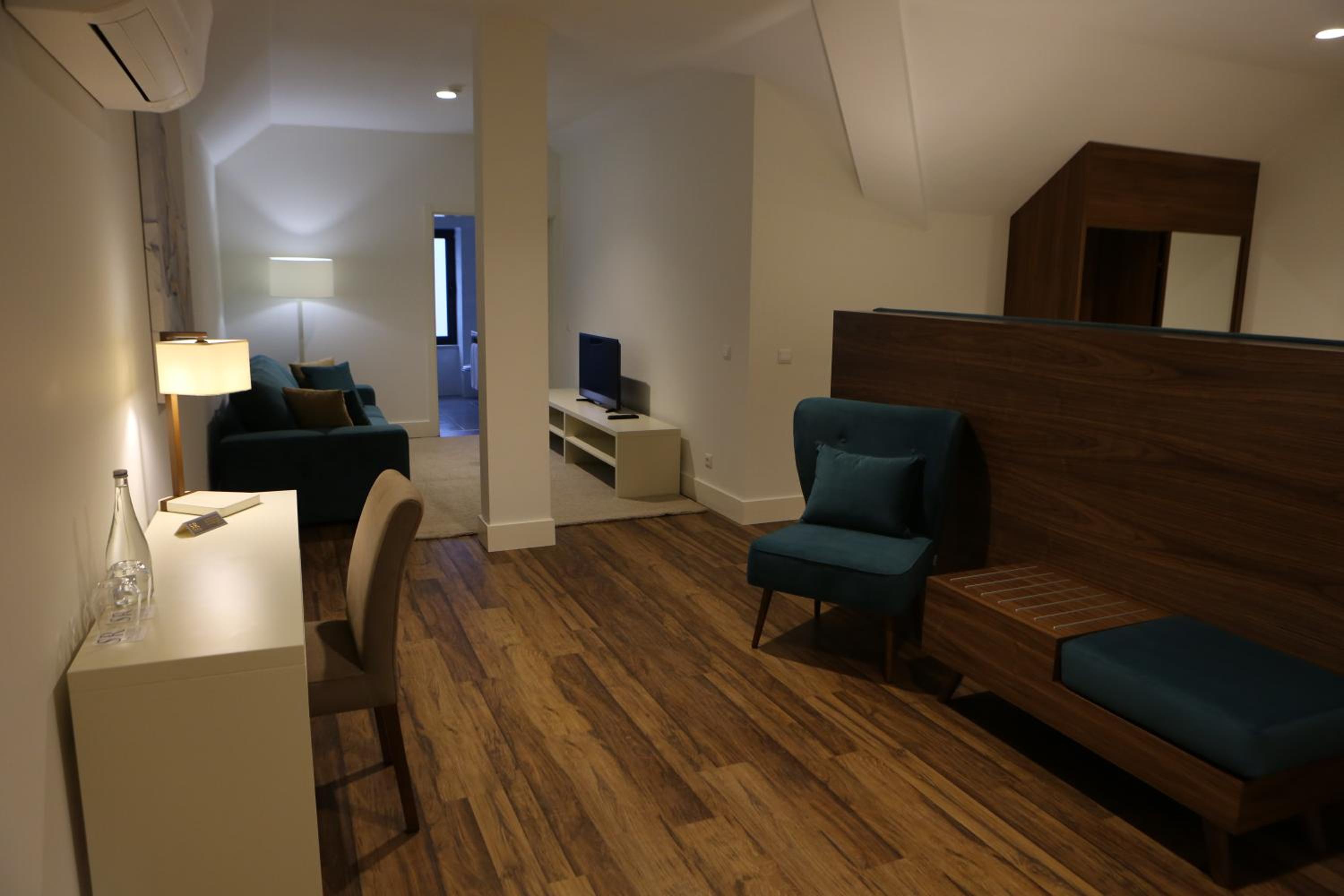 Deluxe King Suite - Photo 4