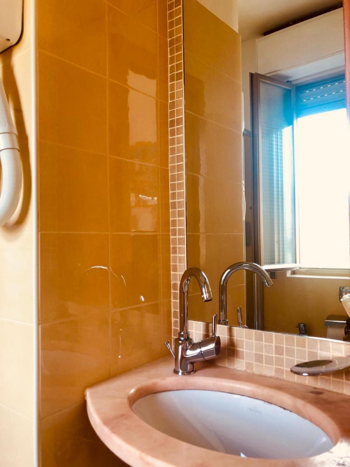 Double or Twin Room with Sea View photo 2