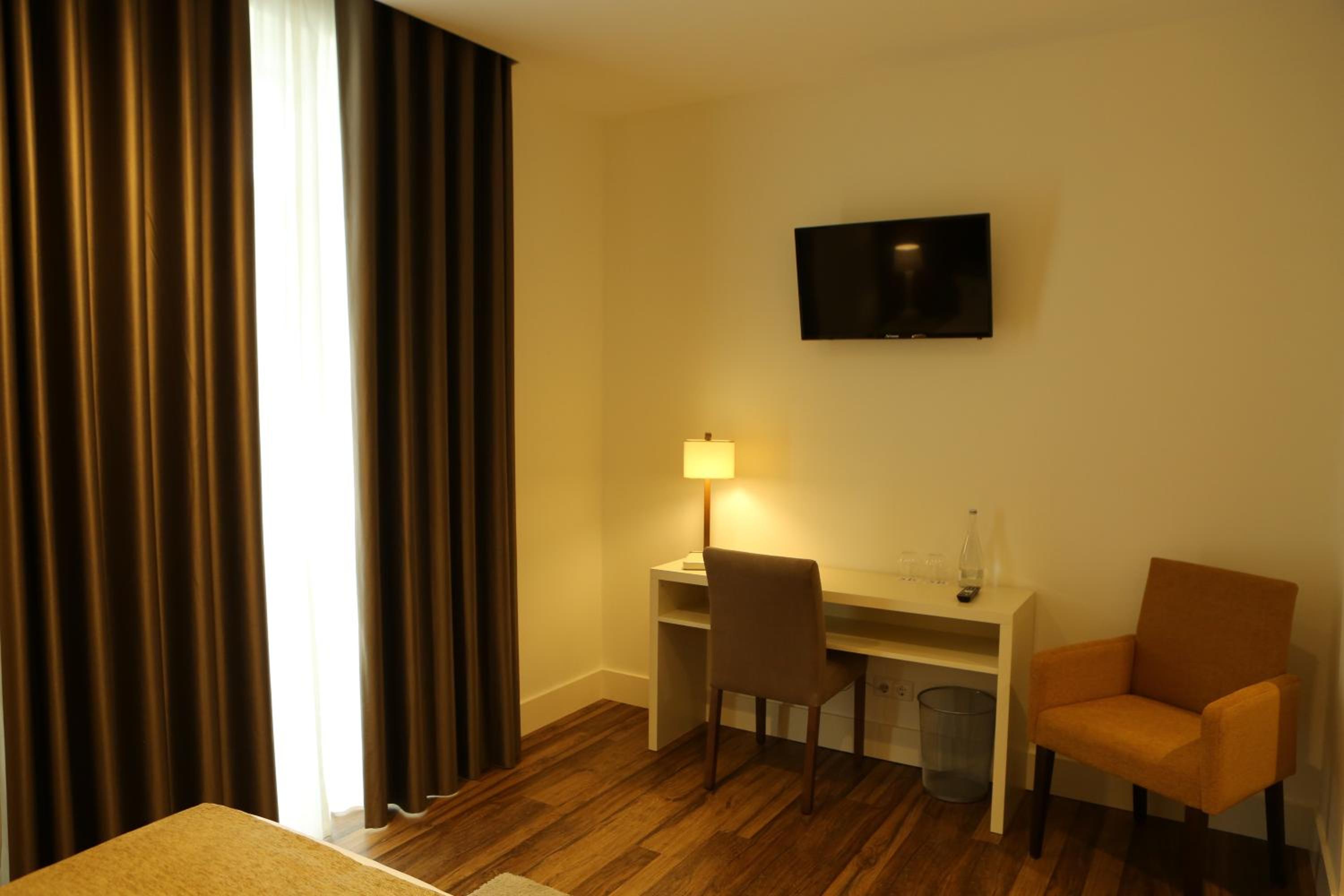 Standard Double Room - Photo 10