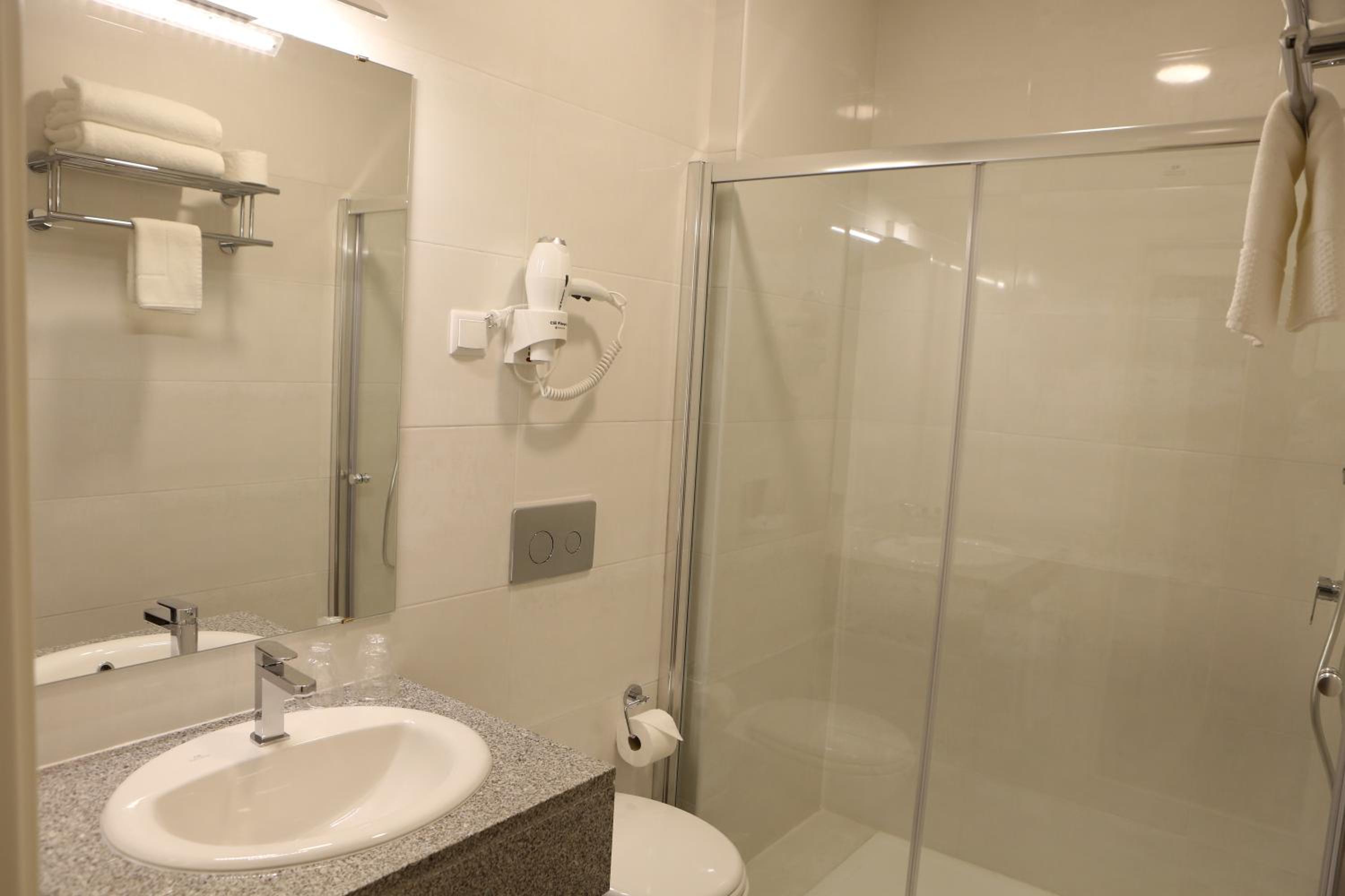 Standard Double Room - Photo 7