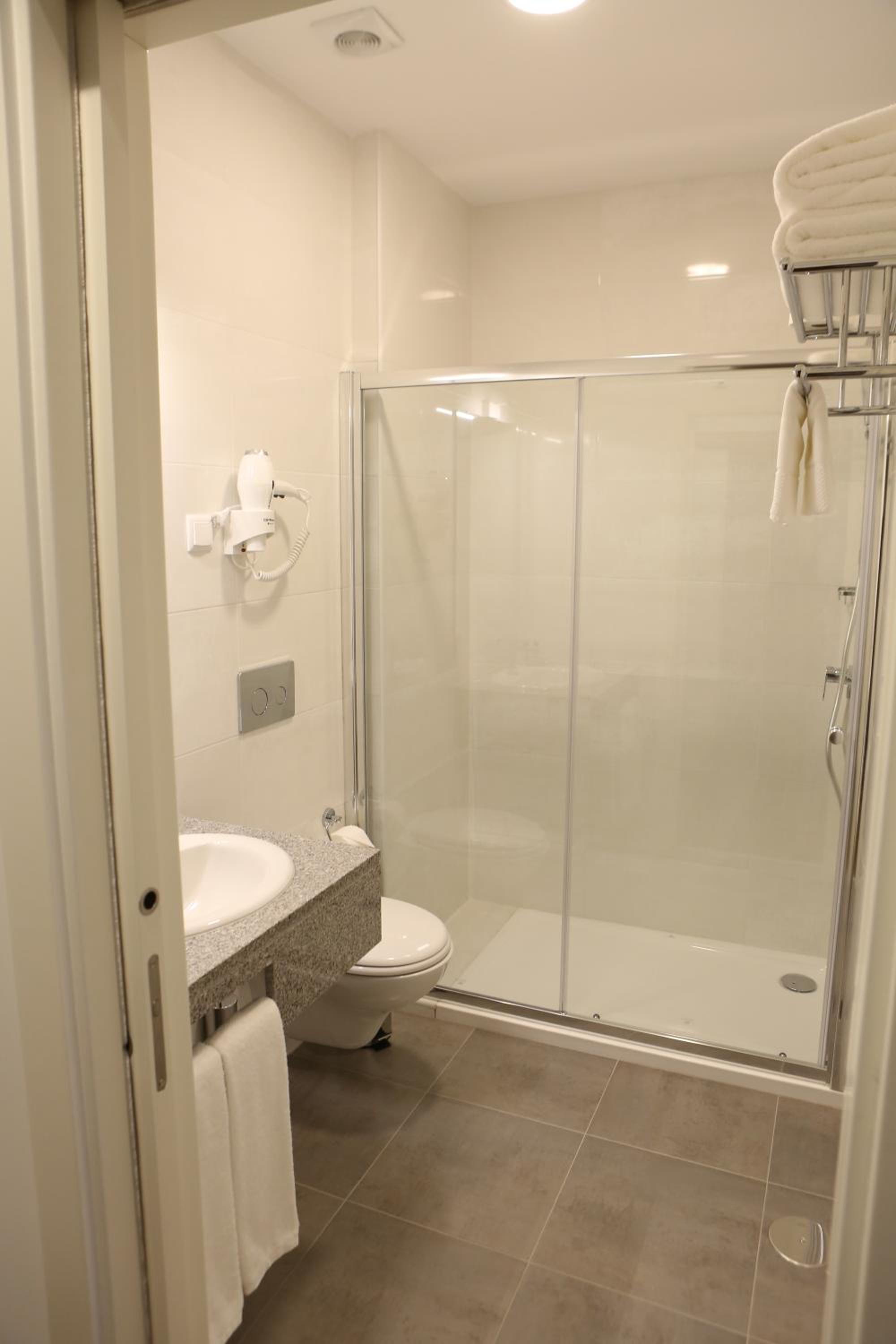 Standard Double Room - Photo 6