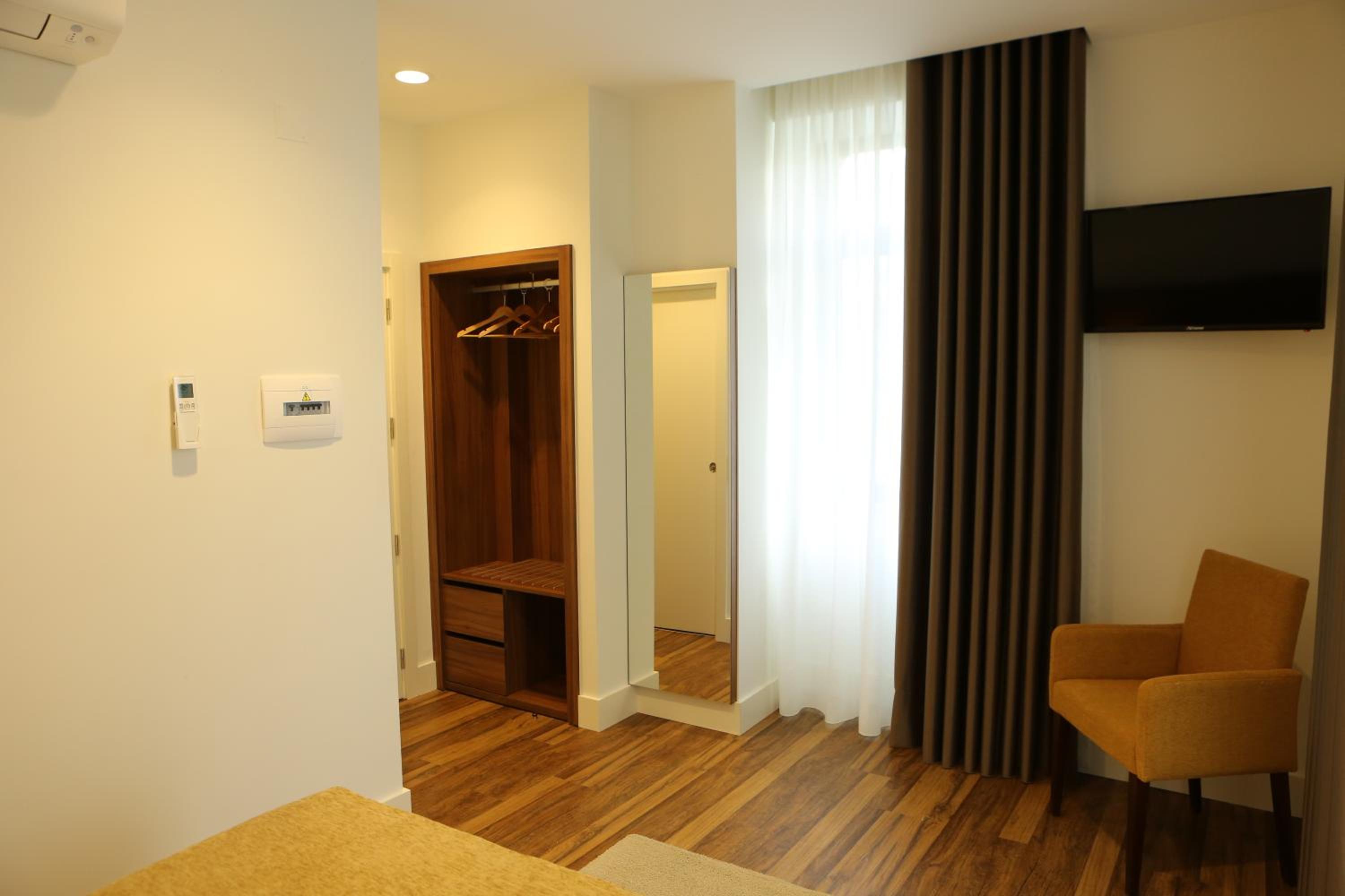 Standard Double Room - Photo 11