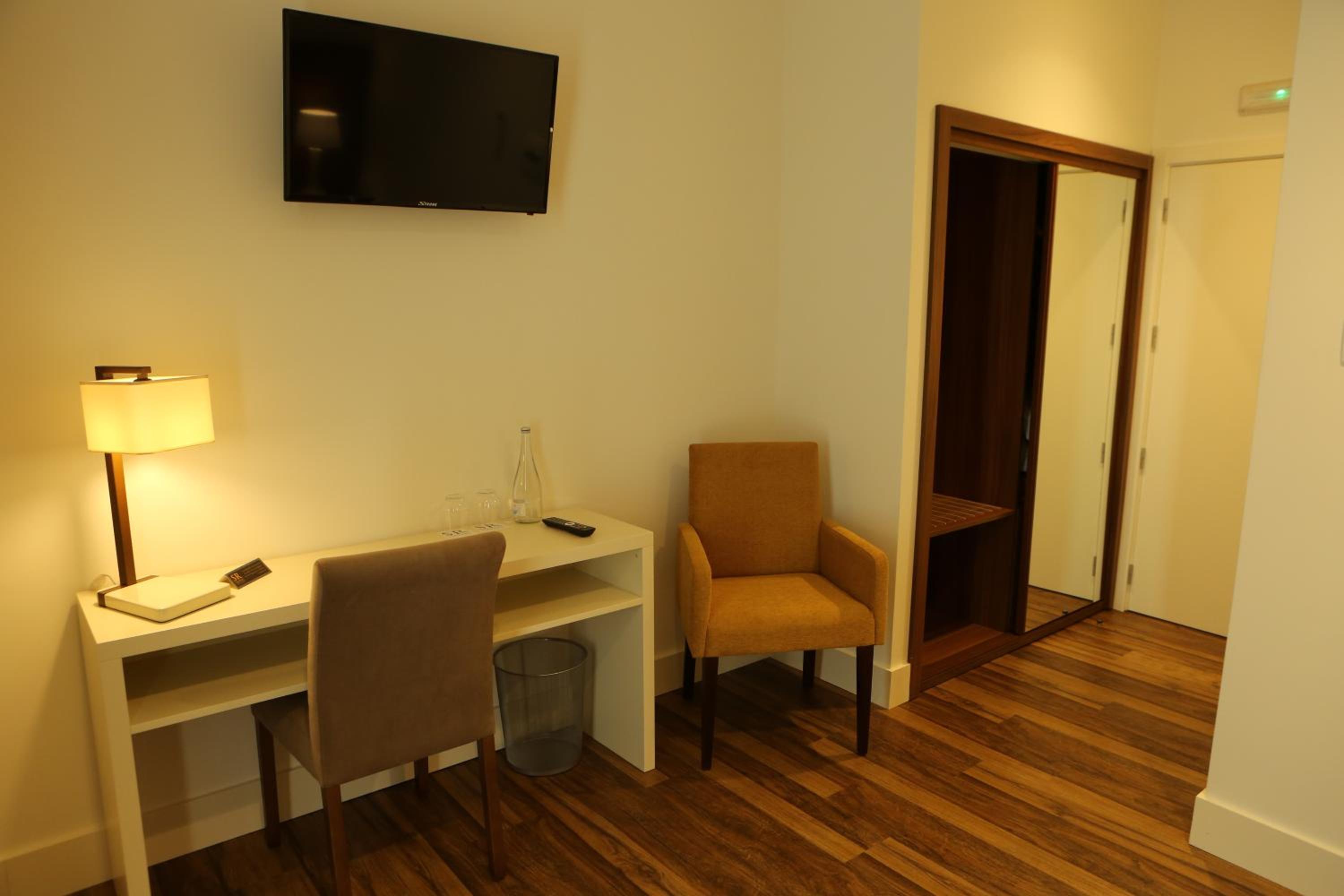 Standard Double Room - Photo 9