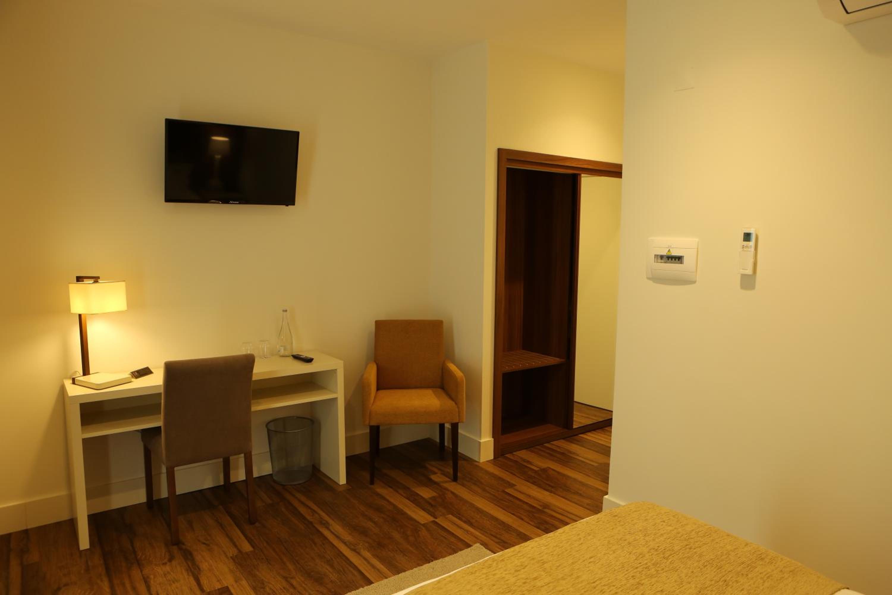 Standard Double Room - Photo 8