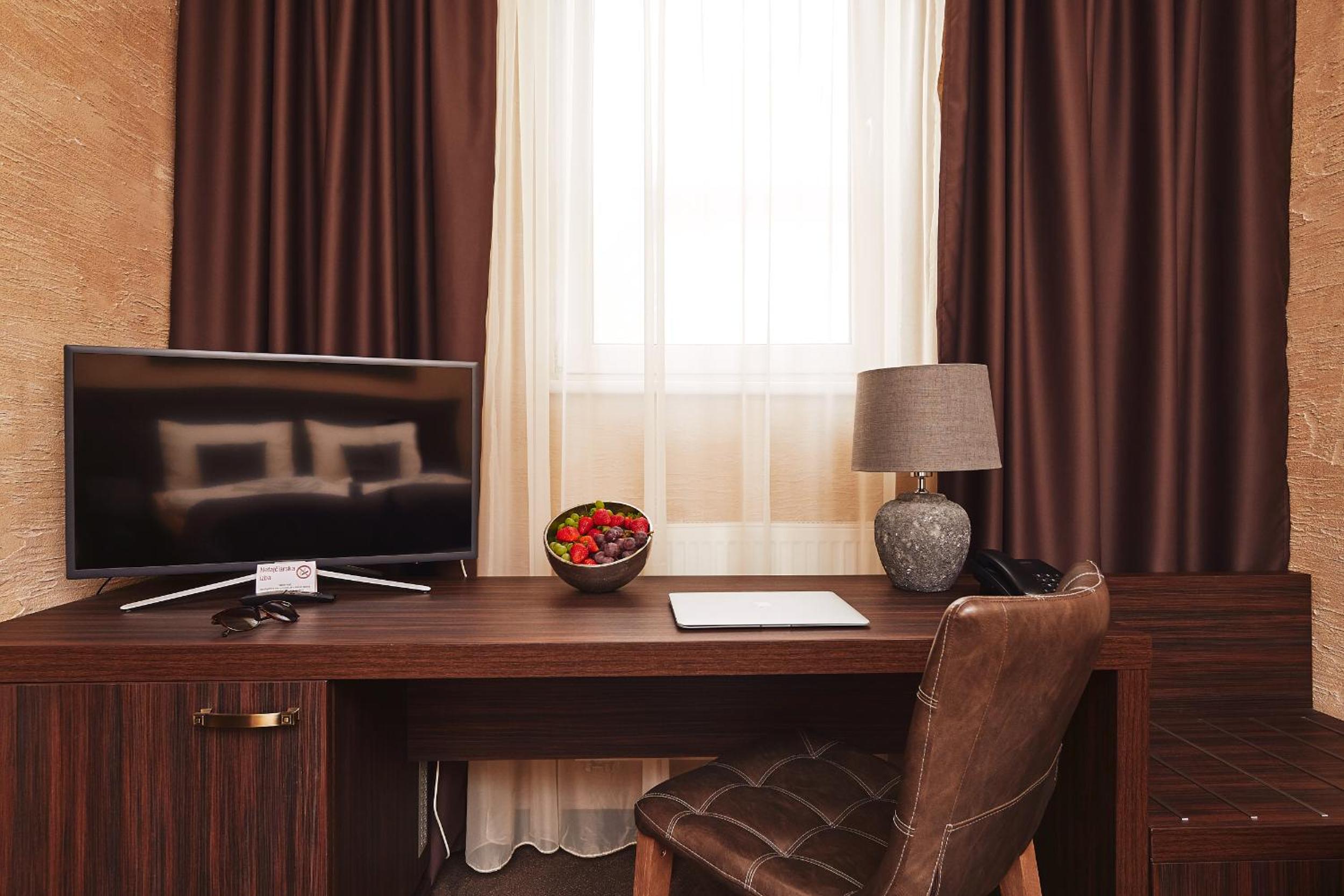 Business Double Room - Photo 9
