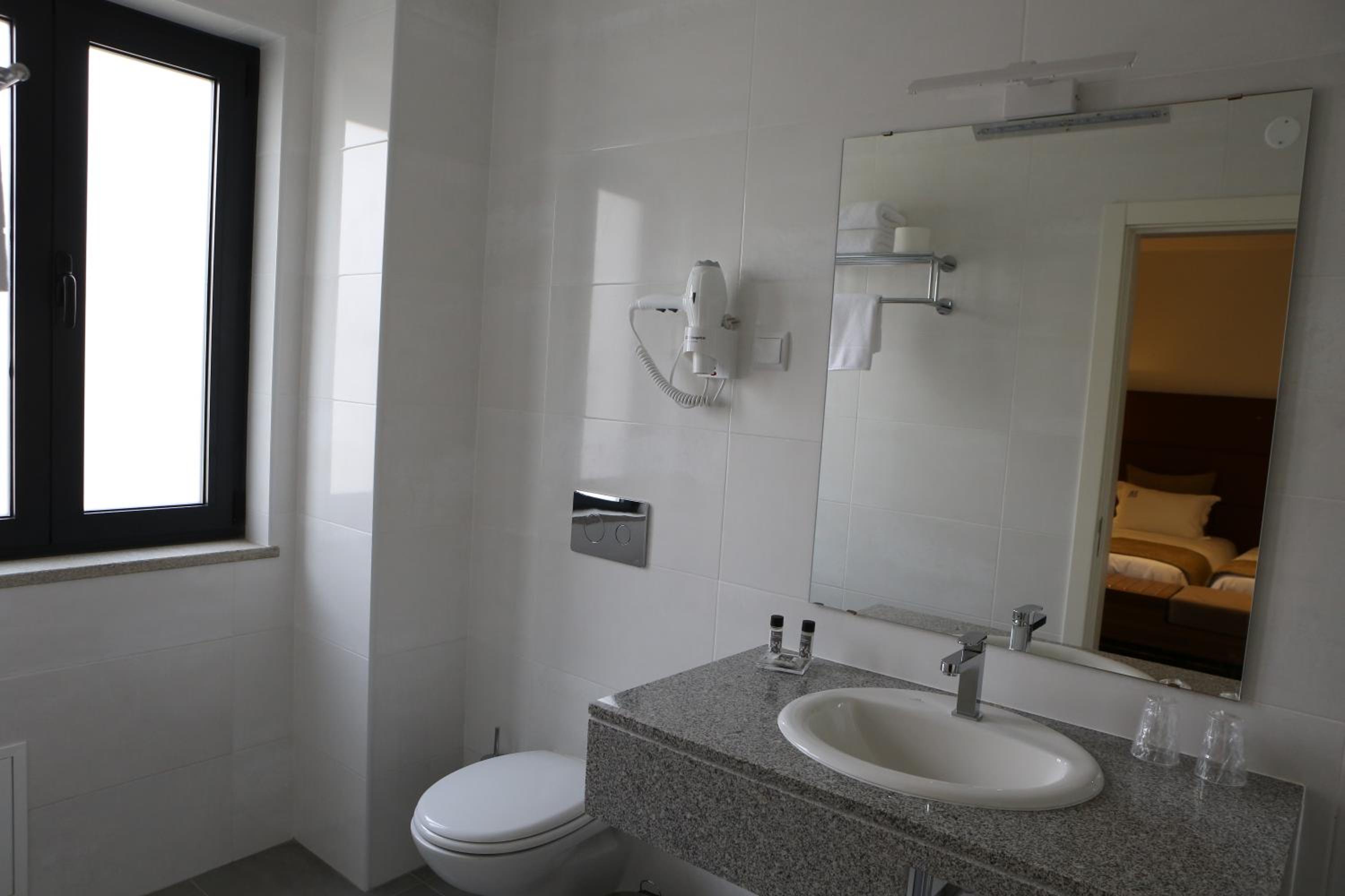 Standard Double or Twin Room - Photo 3
