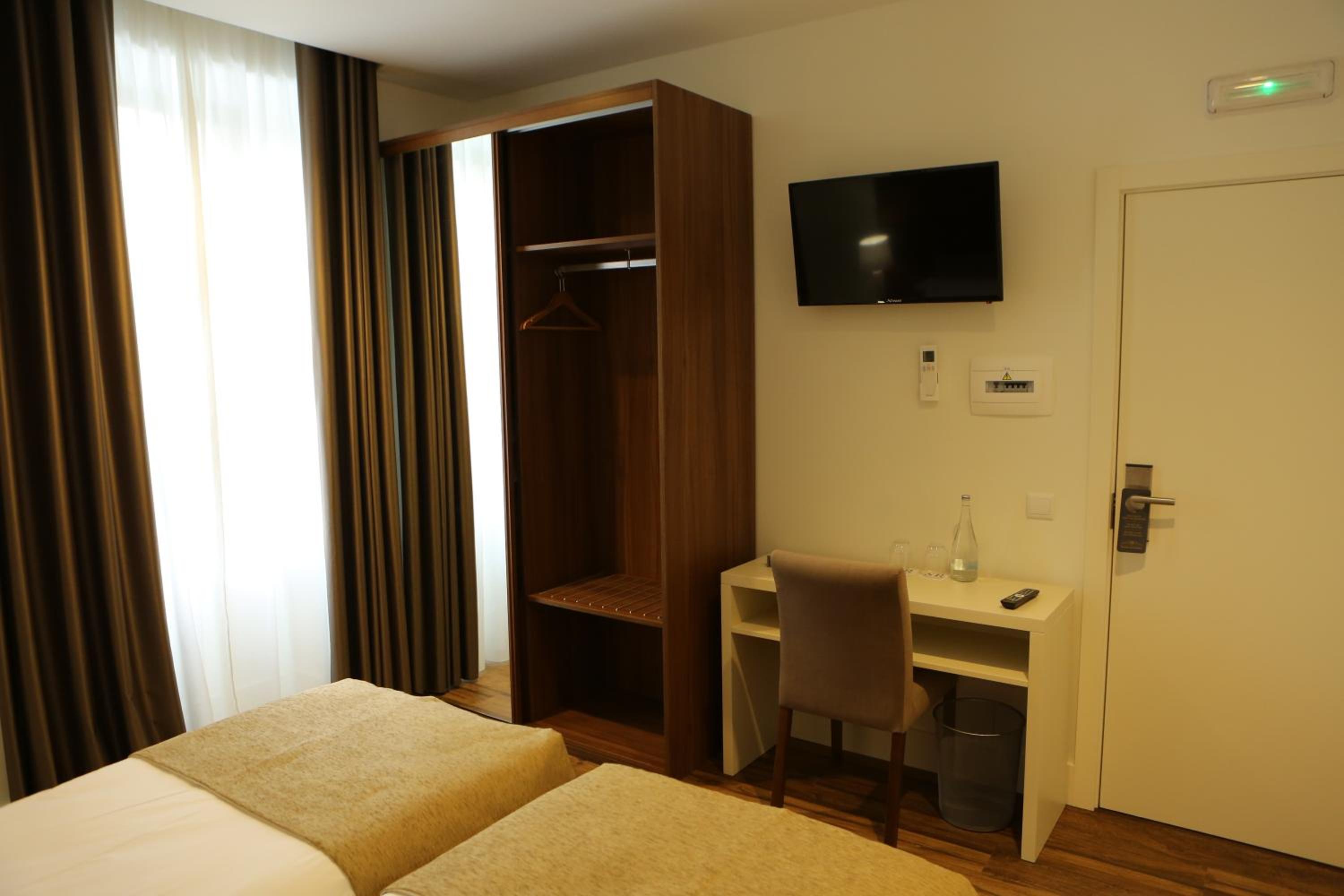 Standard Double or Twin Room - Photo 13