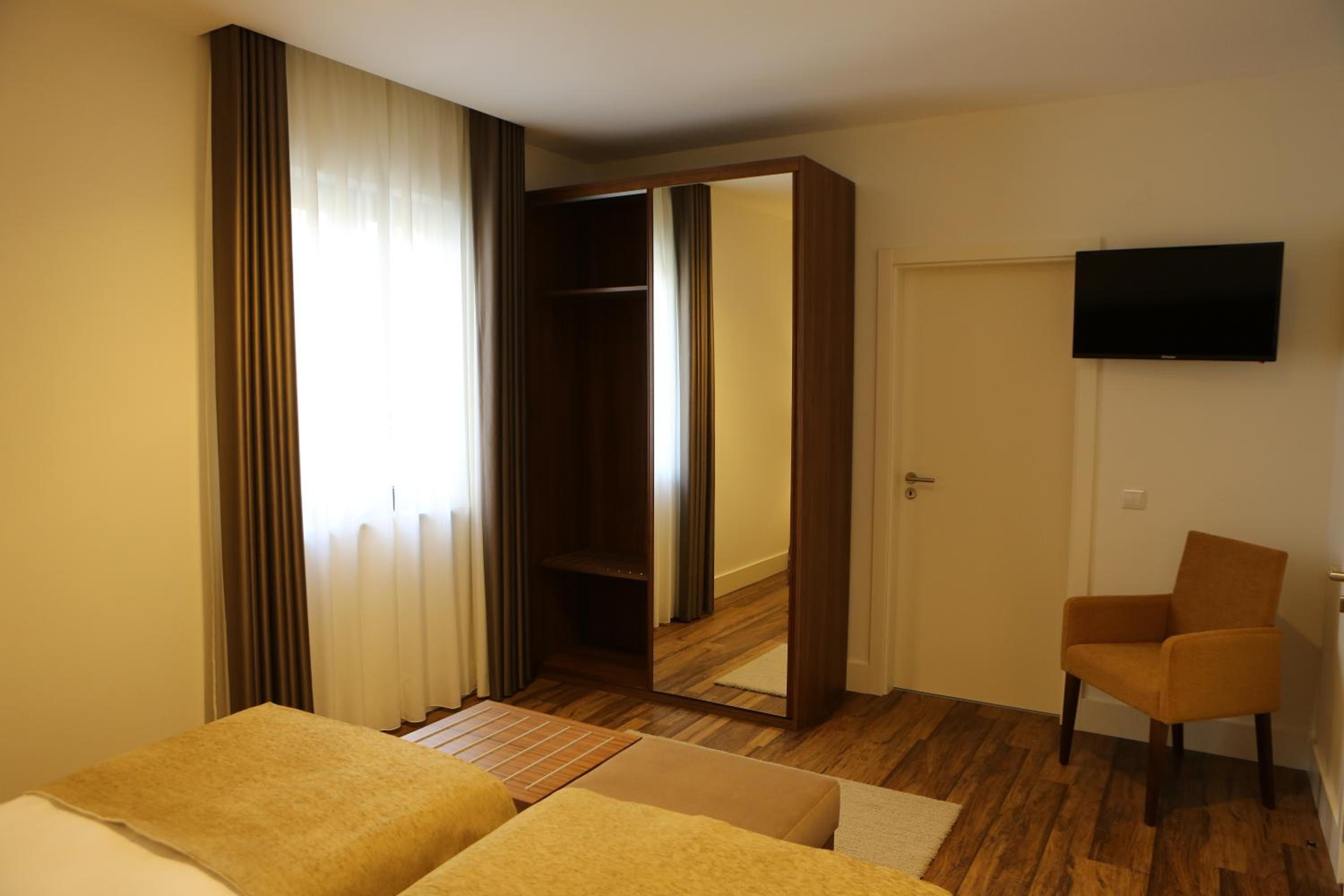 Standard Double or Twin Room - Photo 6