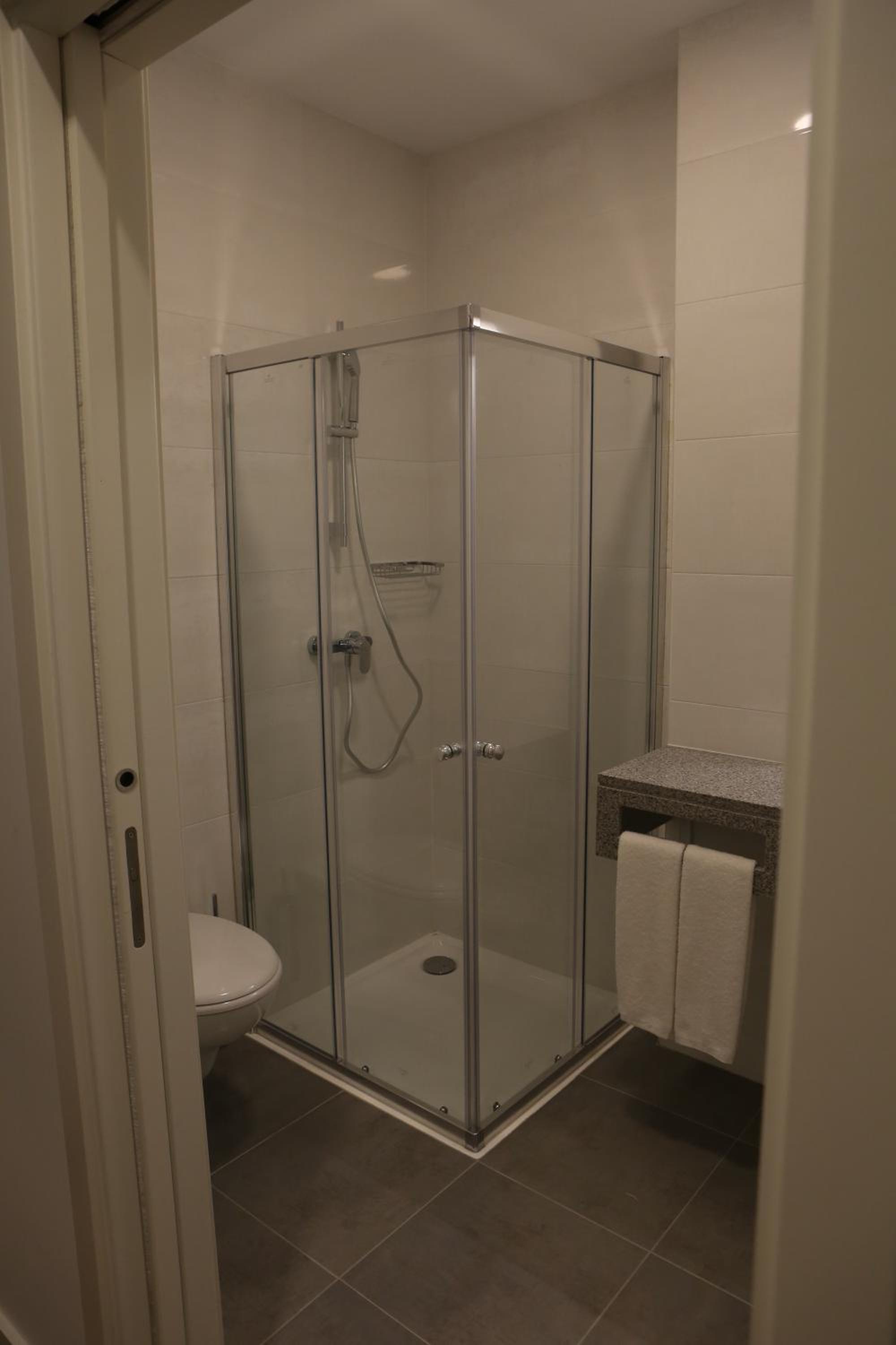 Standard Double or Twin Room - Photo 2