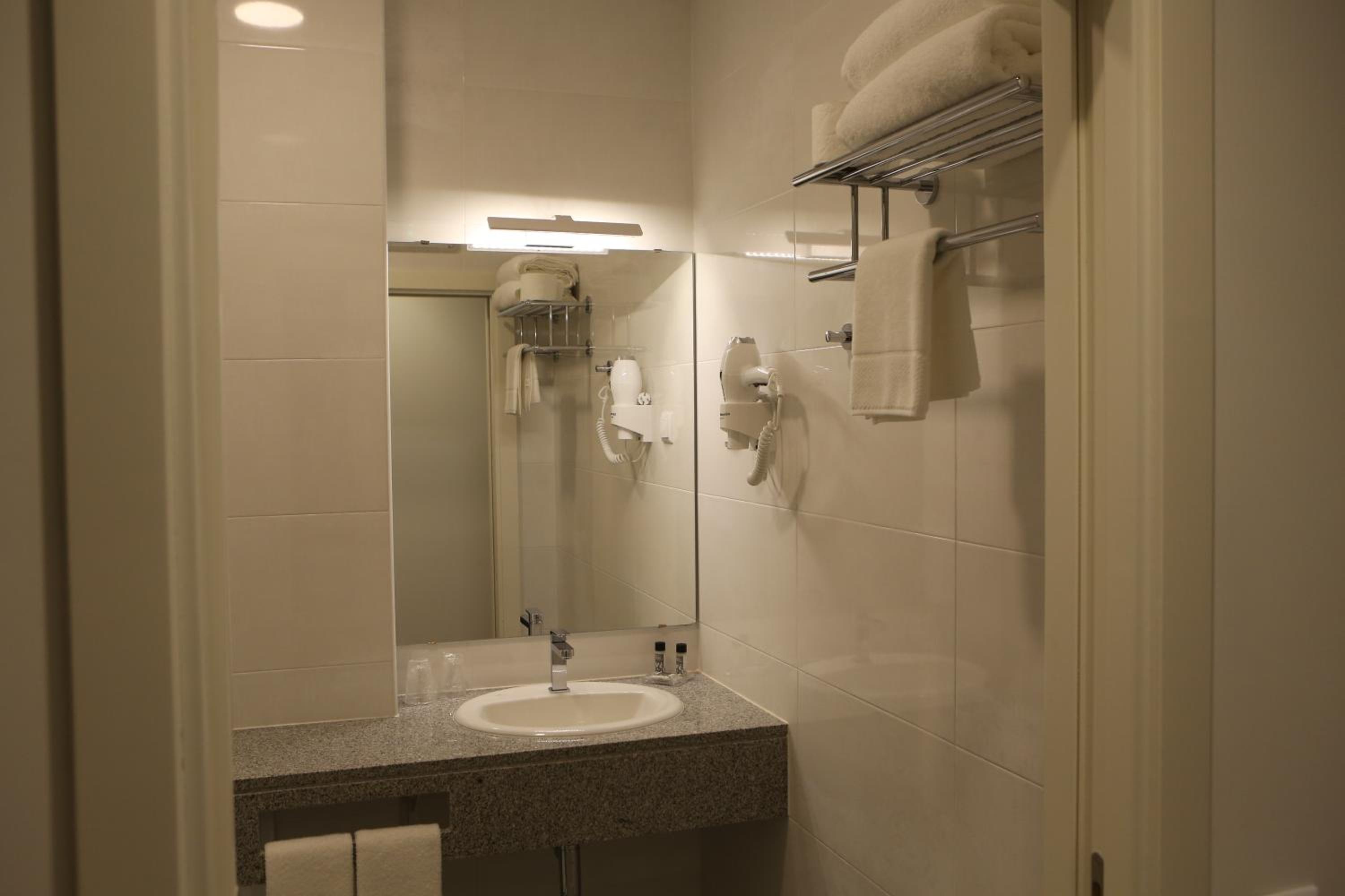 Standard Double or Twin Room - Photo 7