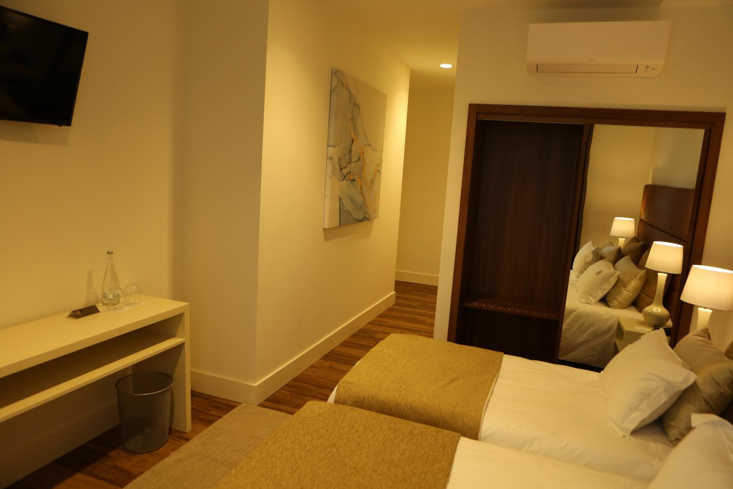 Standard Double or Twin Room - Photo 11