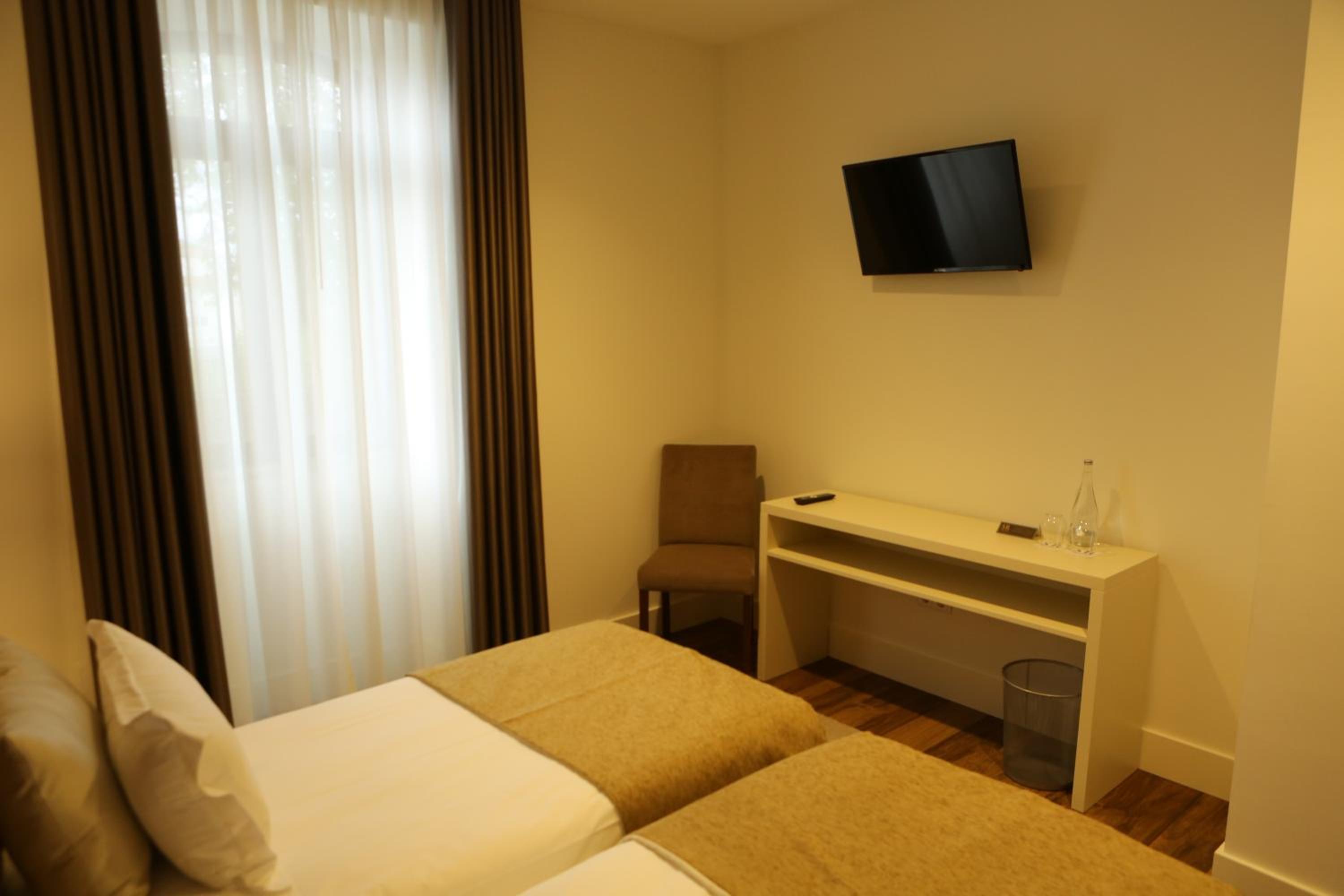 Standard Double or Twin Room - Photo 9