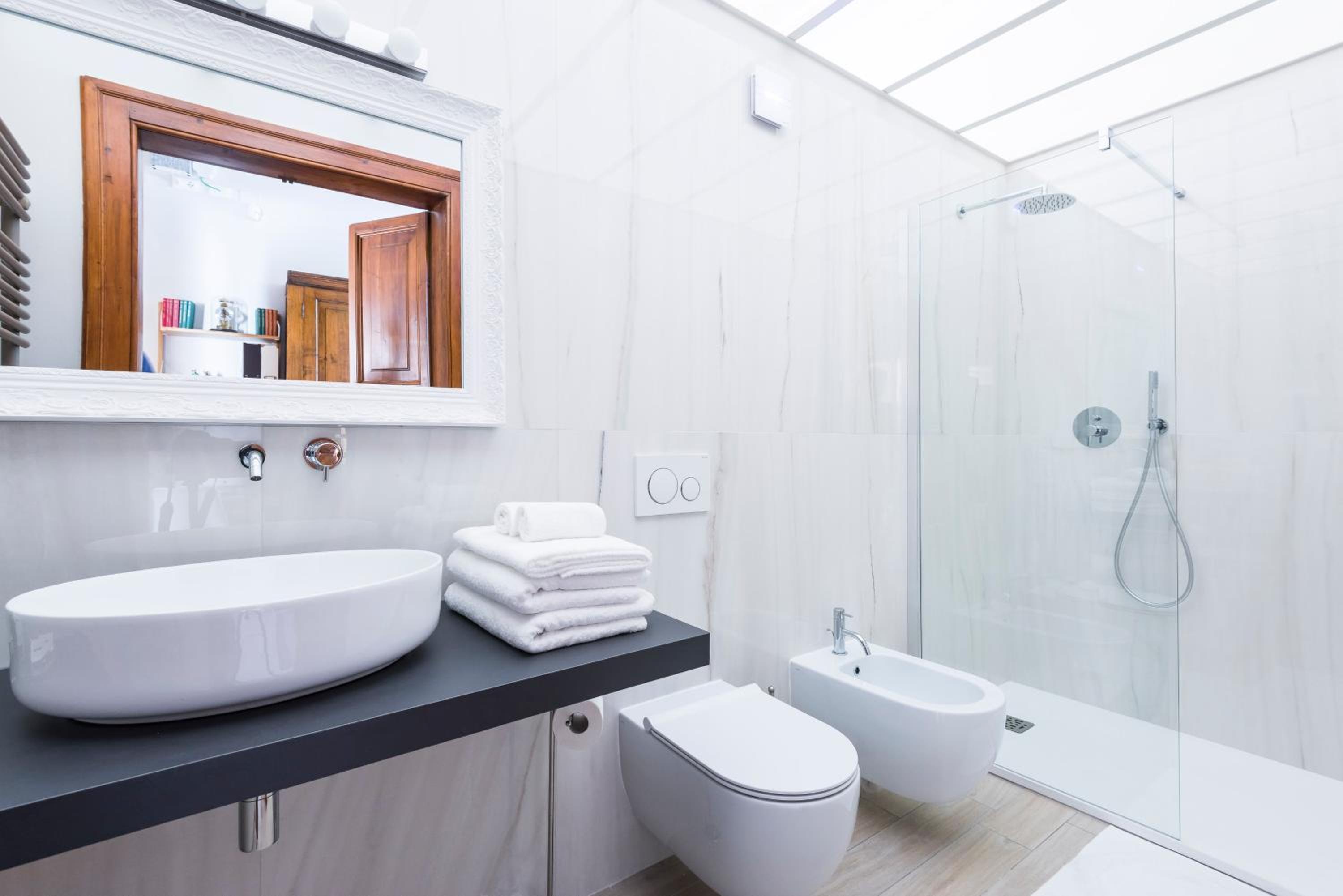 Double or Twin Room with Private External Bathroom - Photo 9
