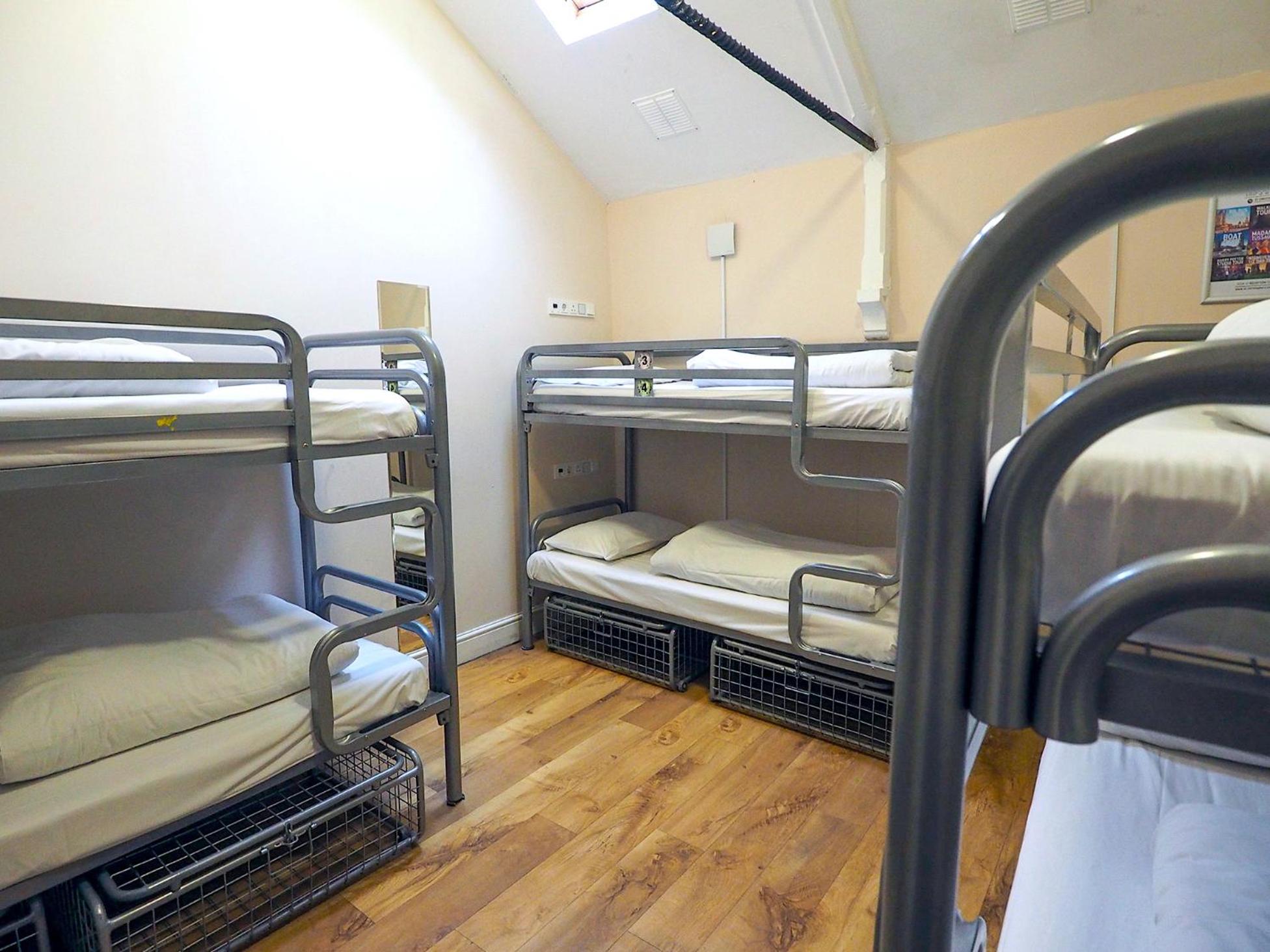 6-Bed Mixed Dormitory Room photo 3