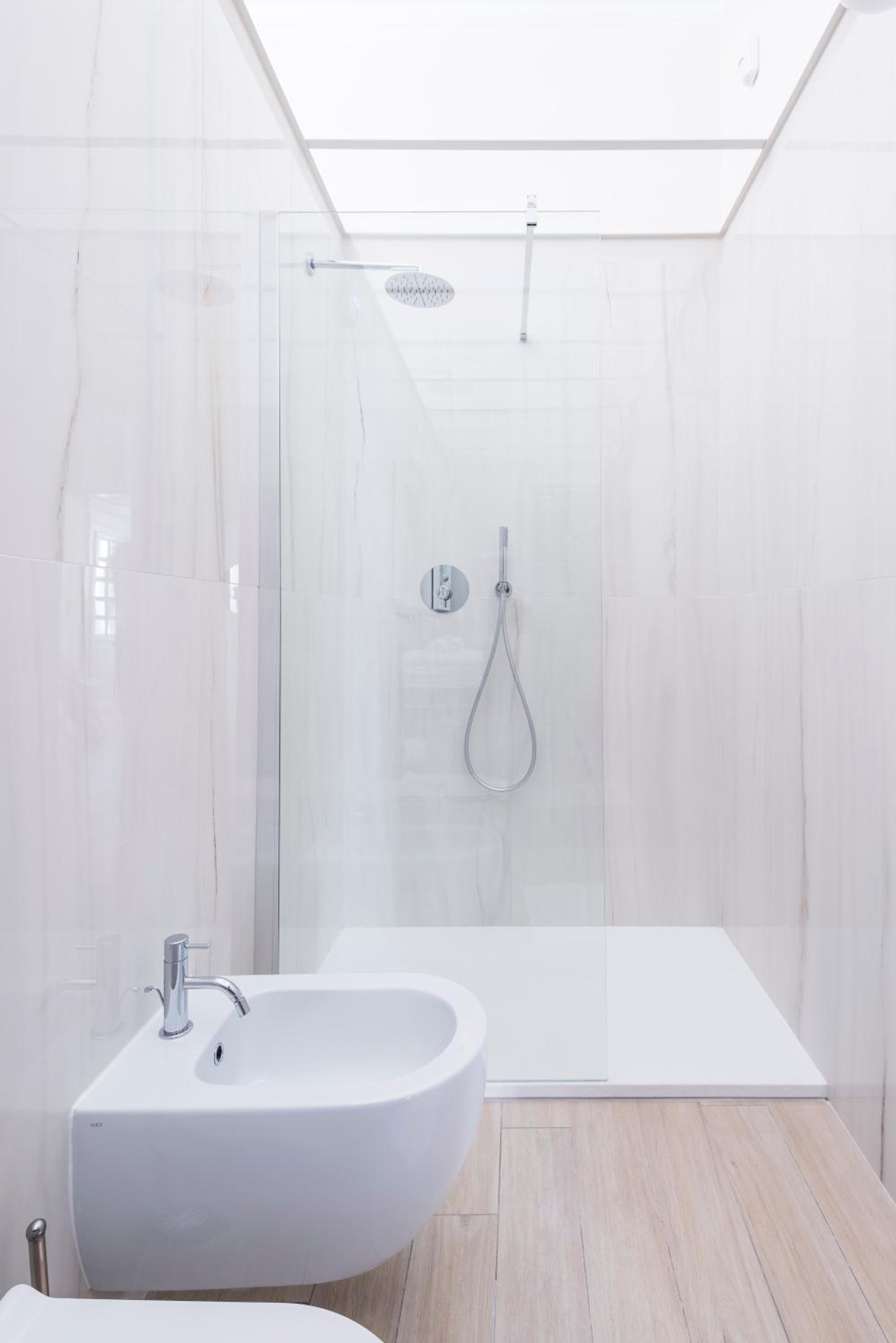 Double or Twin Room with Private External Bathroom - Photo 10