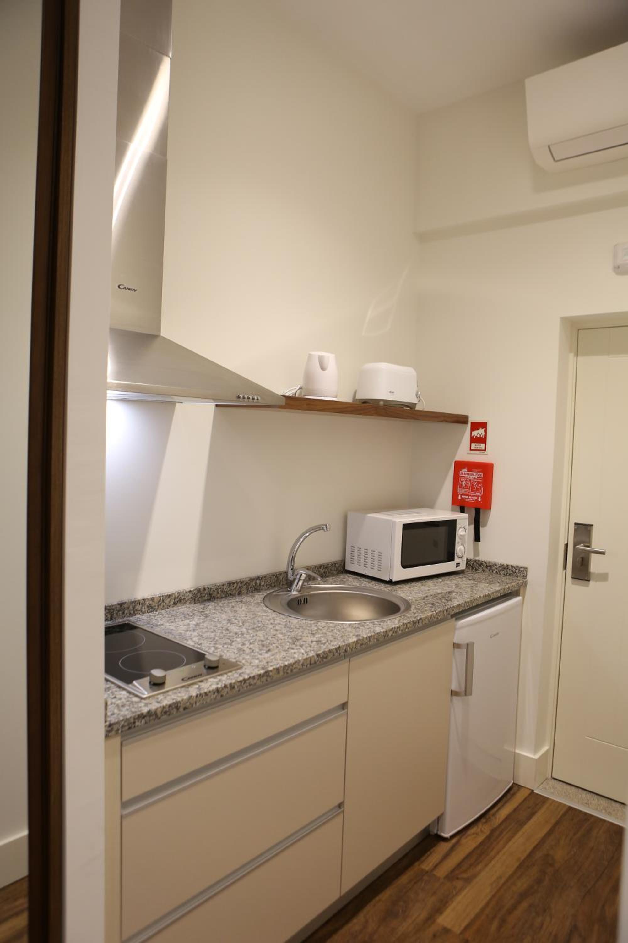 Double or Twin Room with Balcony - Photo 10