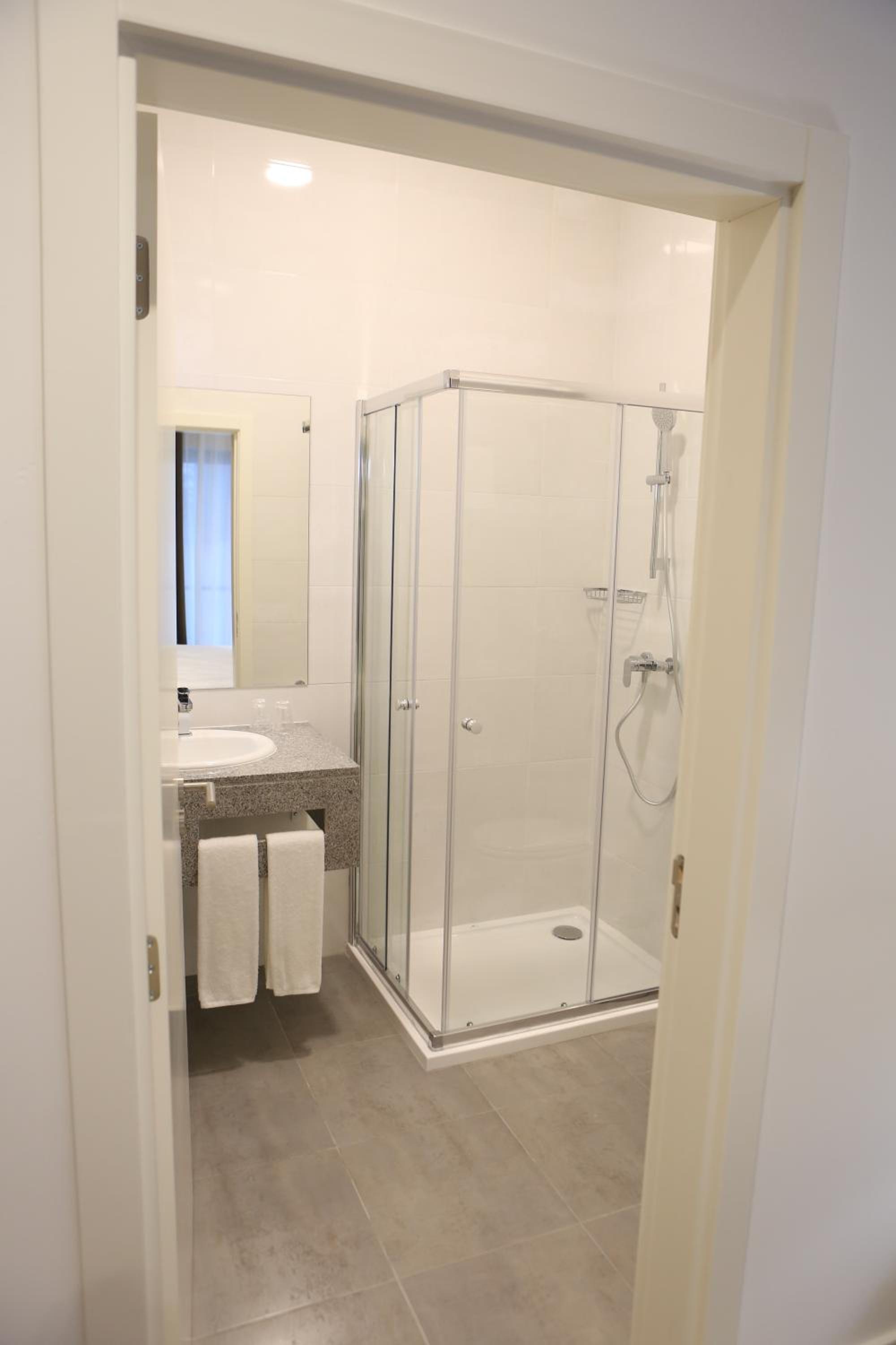 Double or Twin Room with Balcony - Photo 9