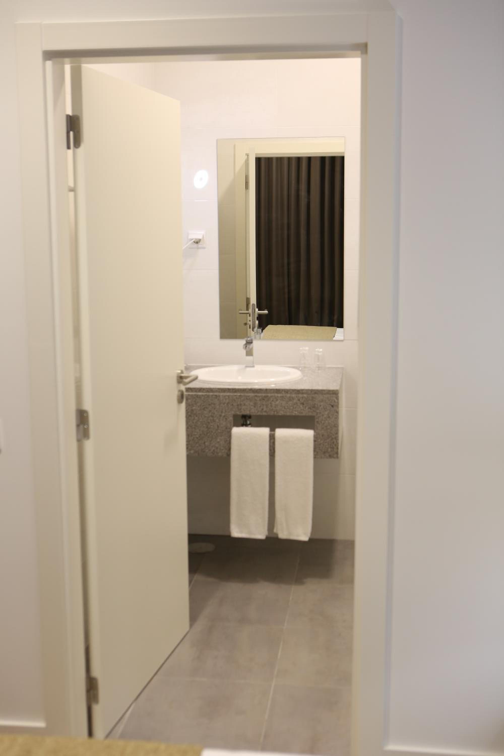 Double or Twin Room with Balcony - Photo 2