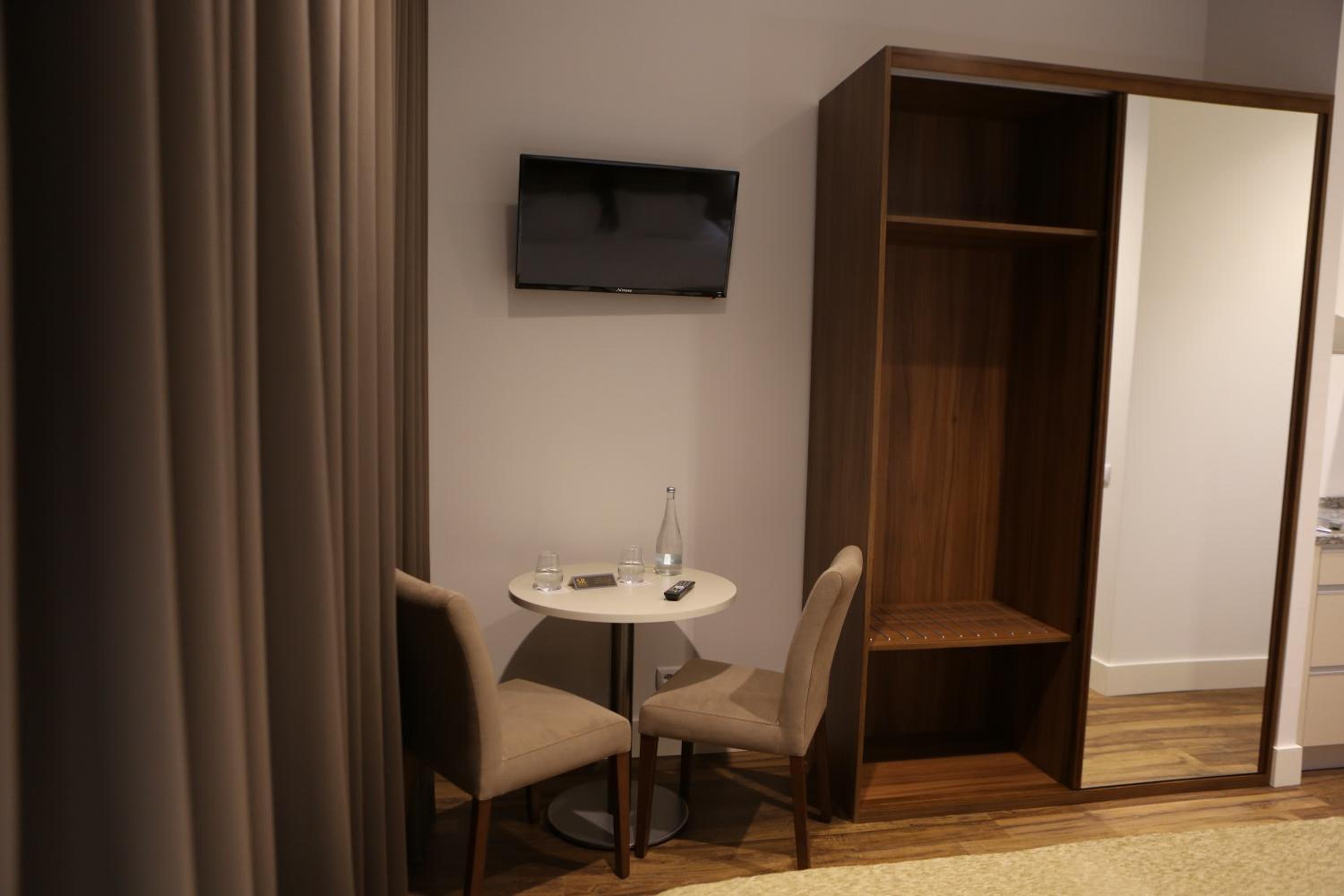 Double or Twin Room with Balcony - Photo 3