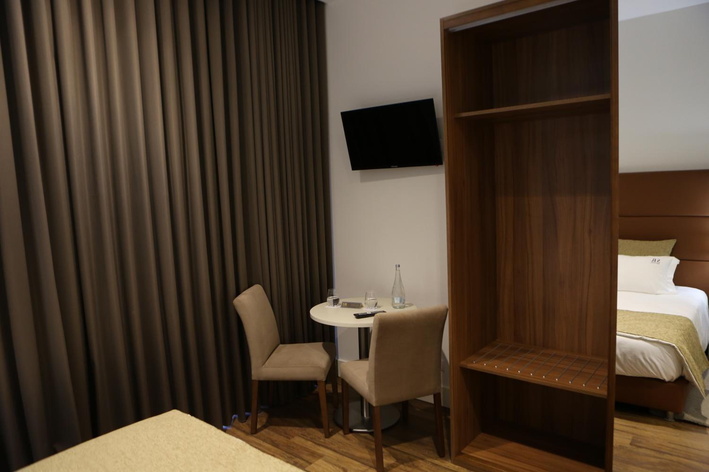 Double or Twin Room with Balcony - Photo 4