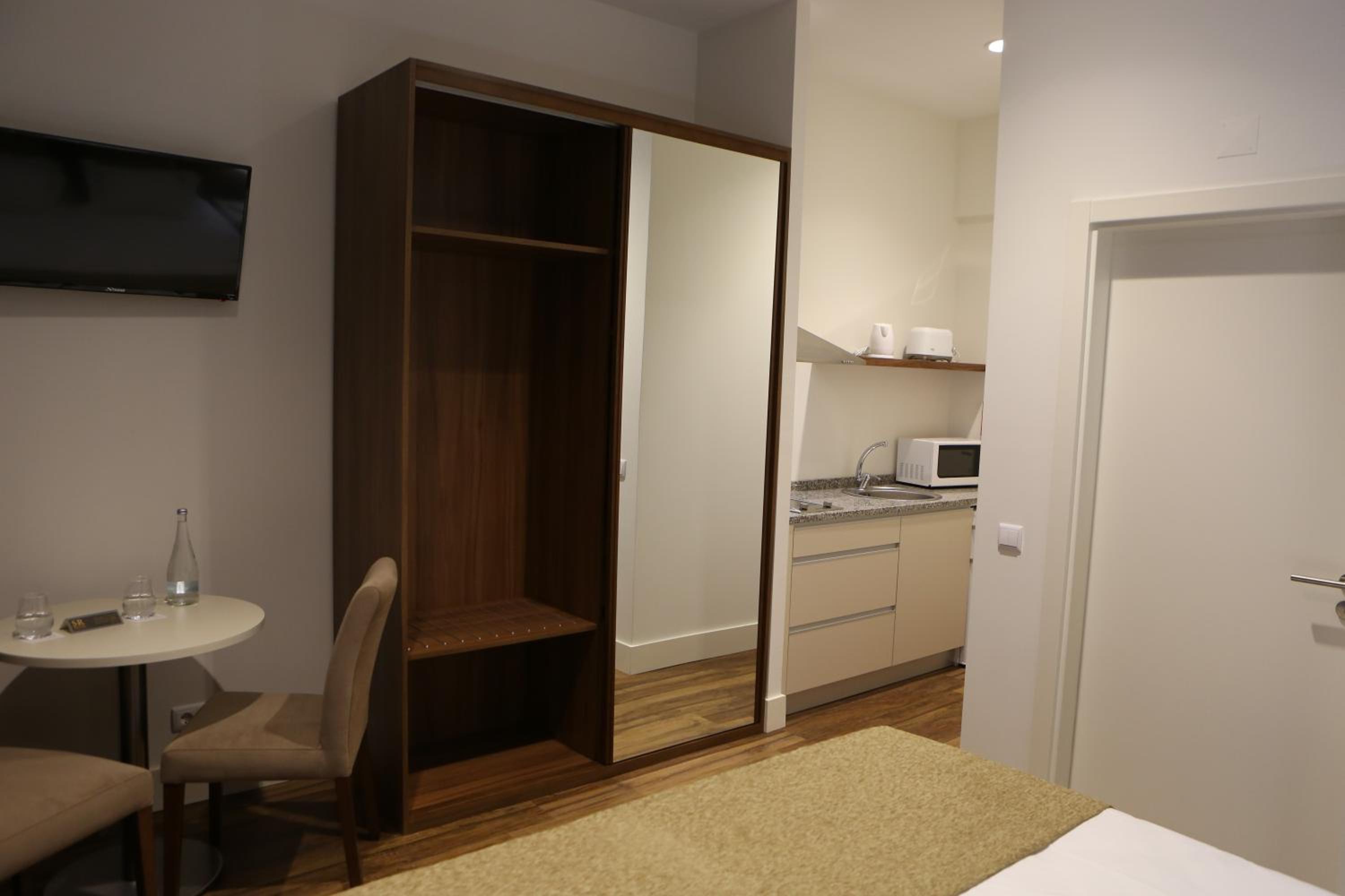 Double or Twin Room with Balcony - Photo 8