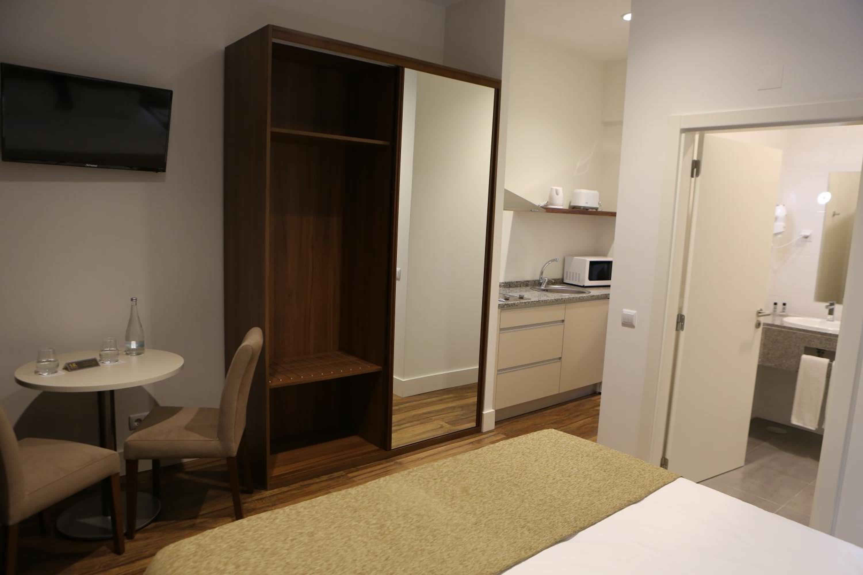 Double or Twin Room with Balcony - Photo 5
