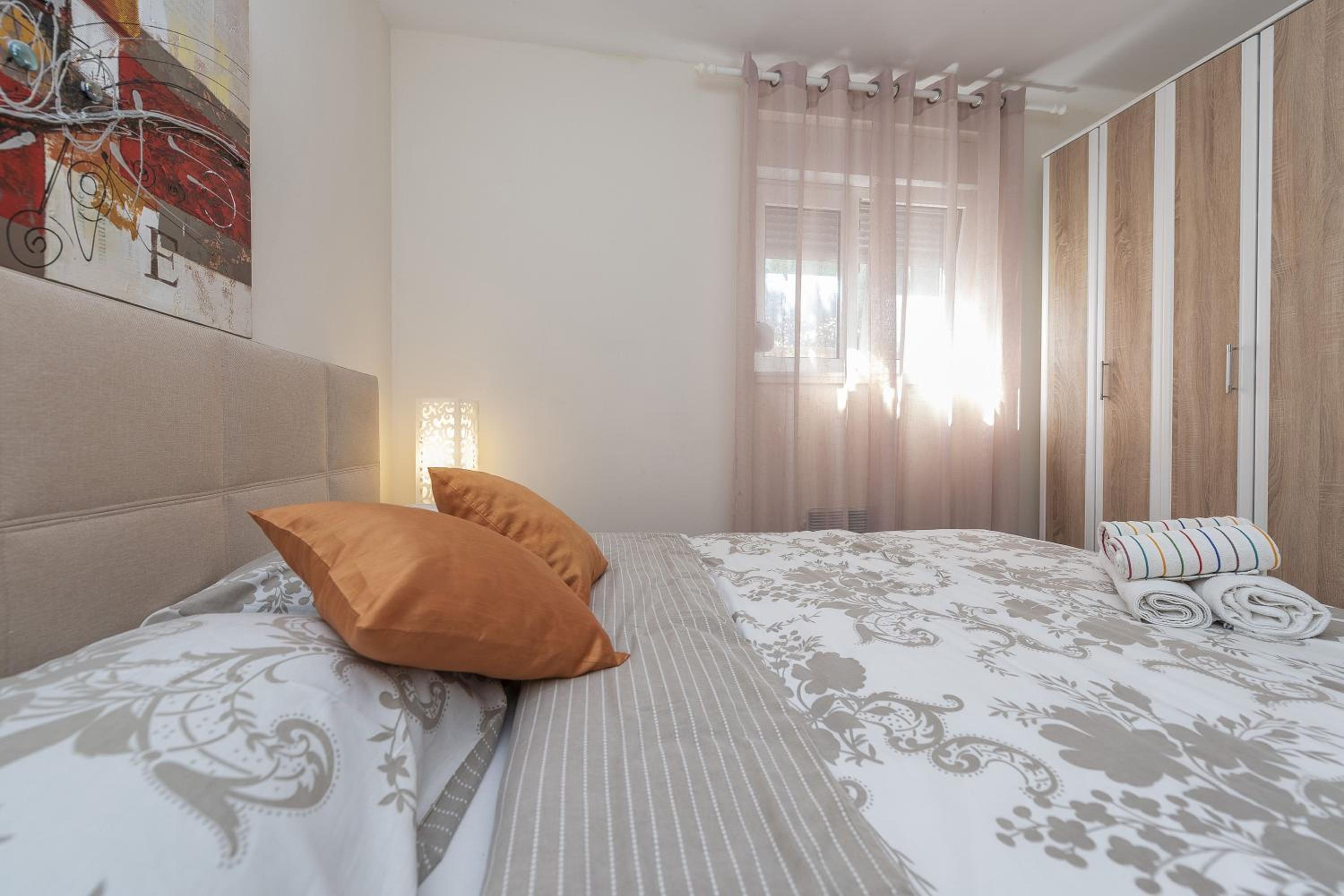 Apartamento de tres habitaciones con balcón y vista al mar