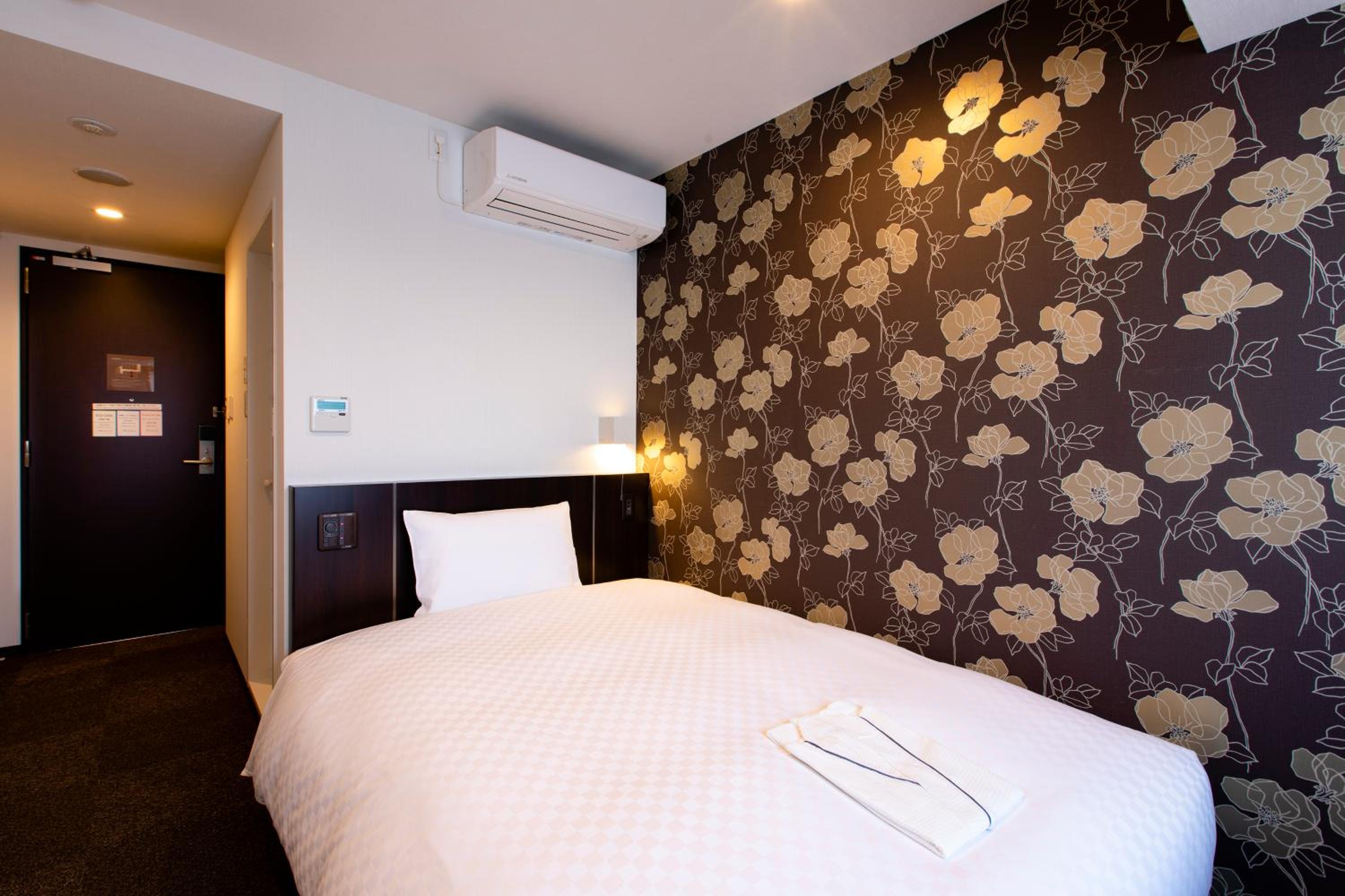 Single Room - Non-Smoking photo 3
