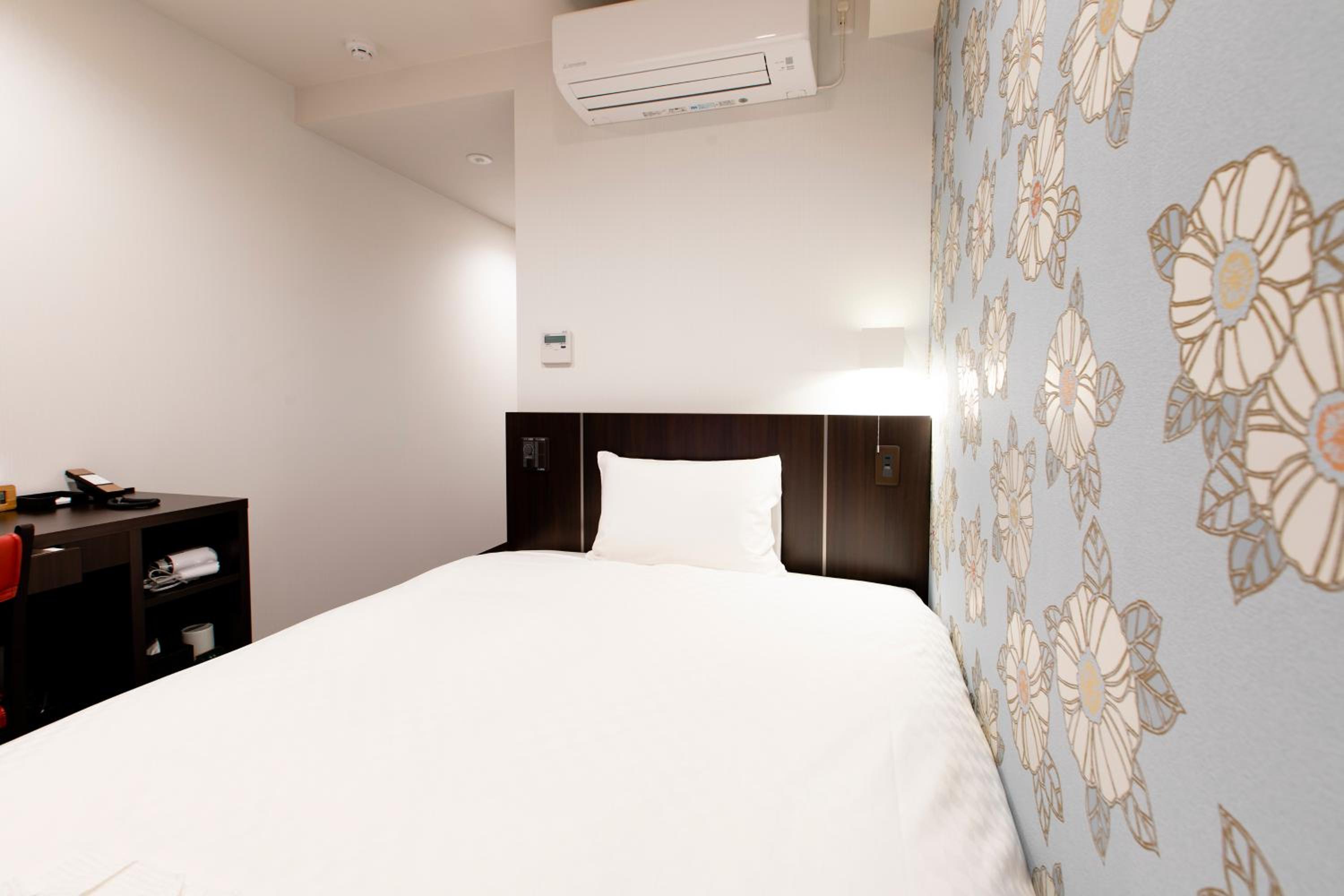Single Room - Smoking photo 2